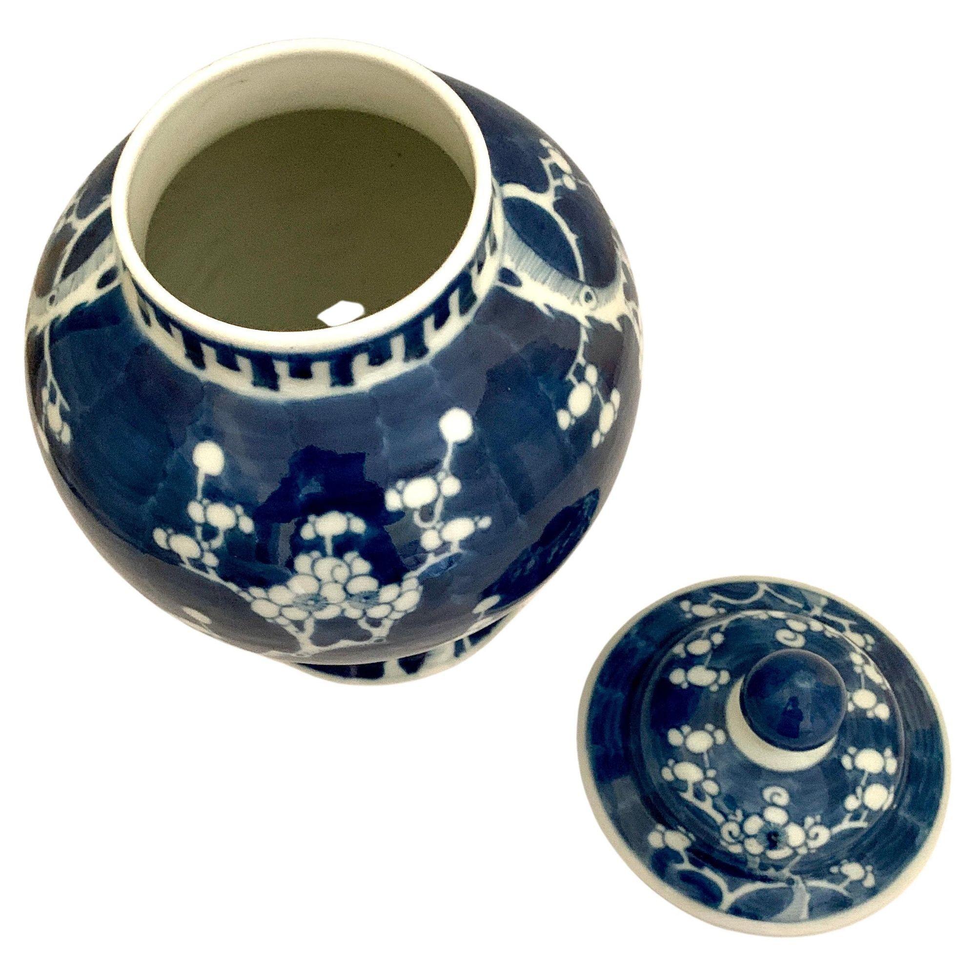 Pair Blue and White Chinese Porcelain Ginger Jars 19th Century Hand Painted In Excellent Condition In Katonah, NY