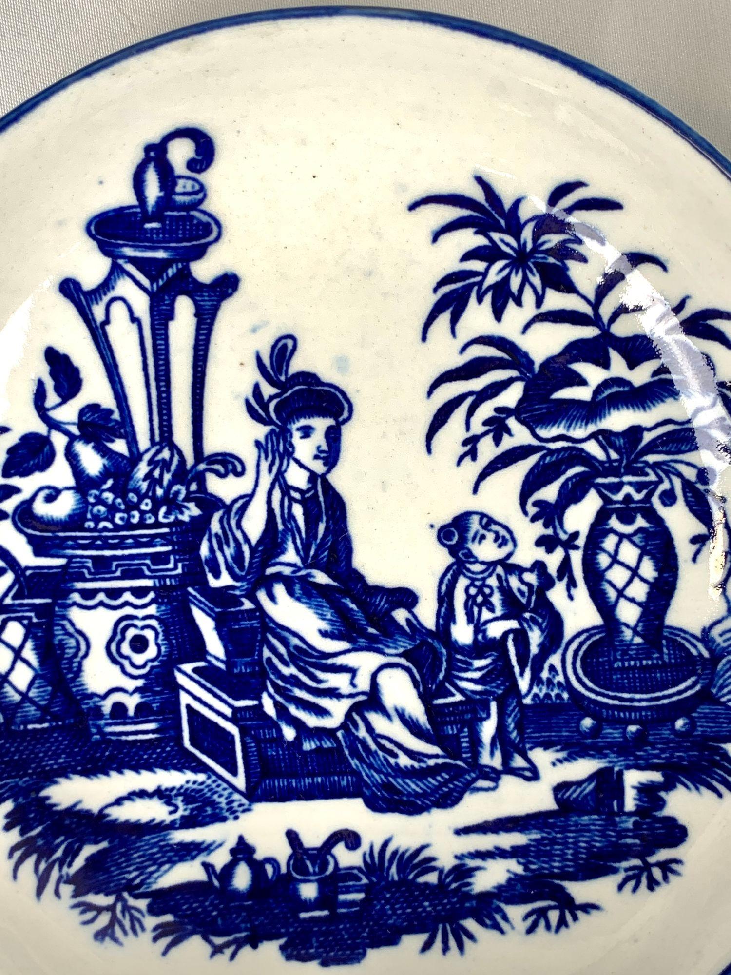 Anglais Paire de soucoupes en porcelaine de style chinoiseries bleues et blanches du 18ème siècle, Angleterre, vers 1785 en vente