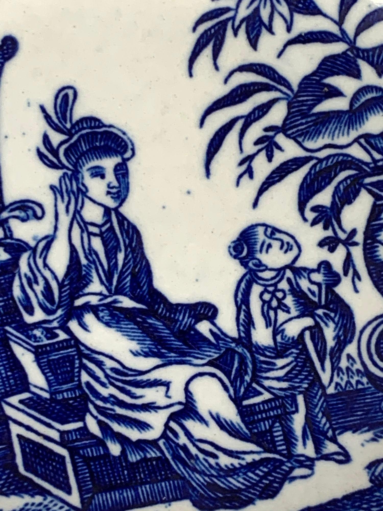 Porcelaine Paire de soucoupes en porcelaine de style chinoiseries bleues et blanches du 18ème siècle, Angleterre, vers 1785 en vente