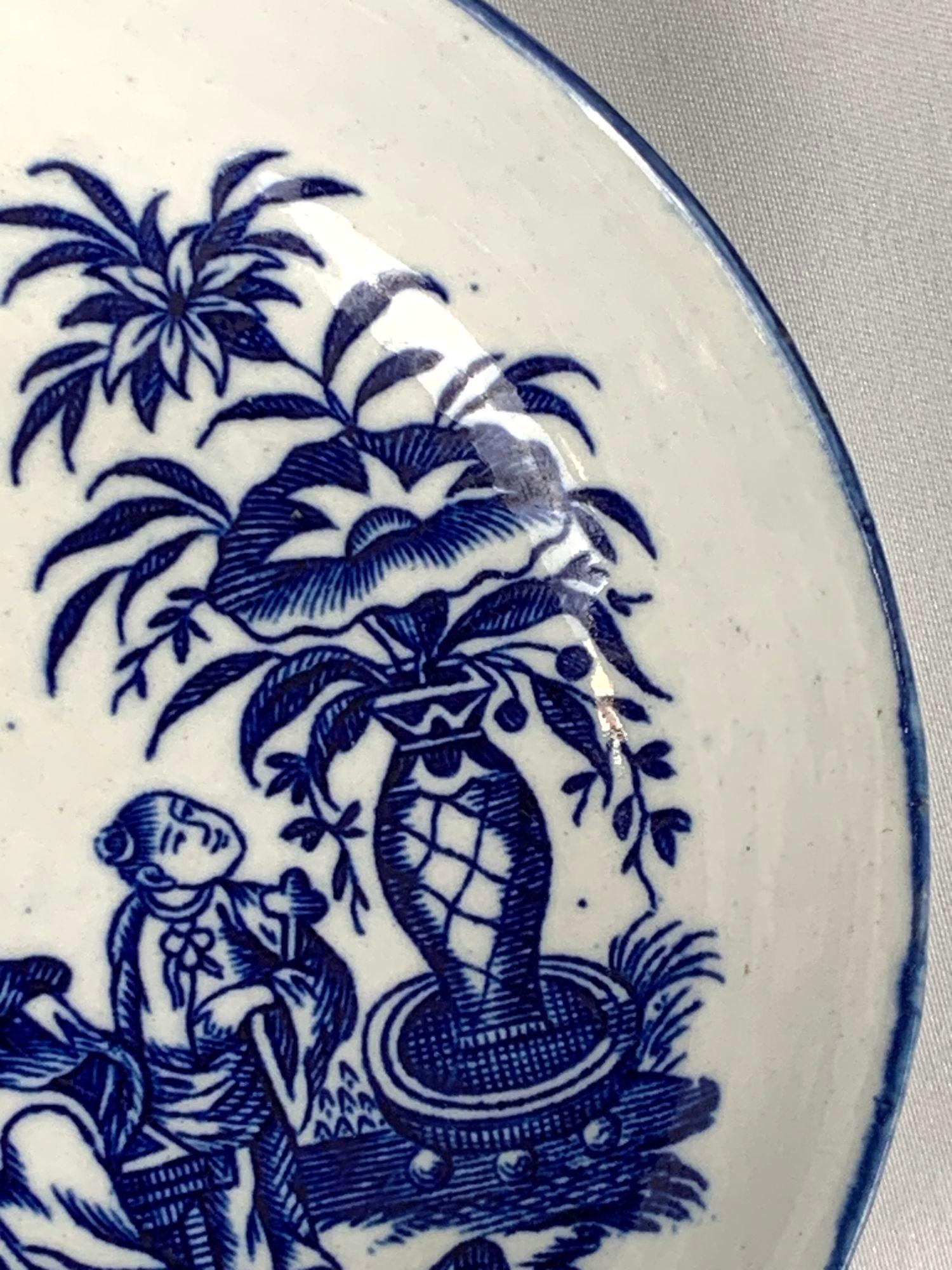 Paire de soucoupes en porcelaine de style chinoiseries bleues et blanches du 18ème siècle, Angleterre, vers 1785 en vente 1