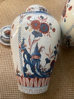 Paire d'urnes Chinoiserie bleu et blanc dorées