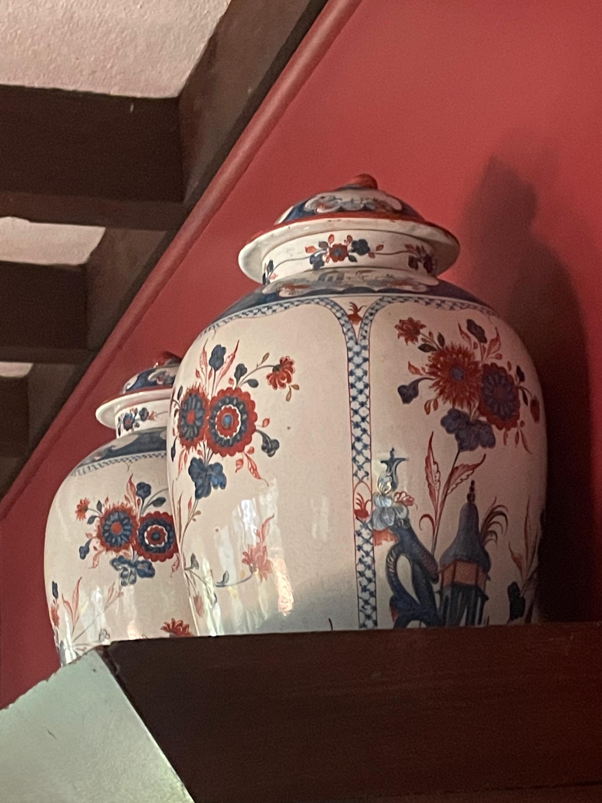 Paire de vases en faïence de Chinoserie bleue et blanche.  en vente 2