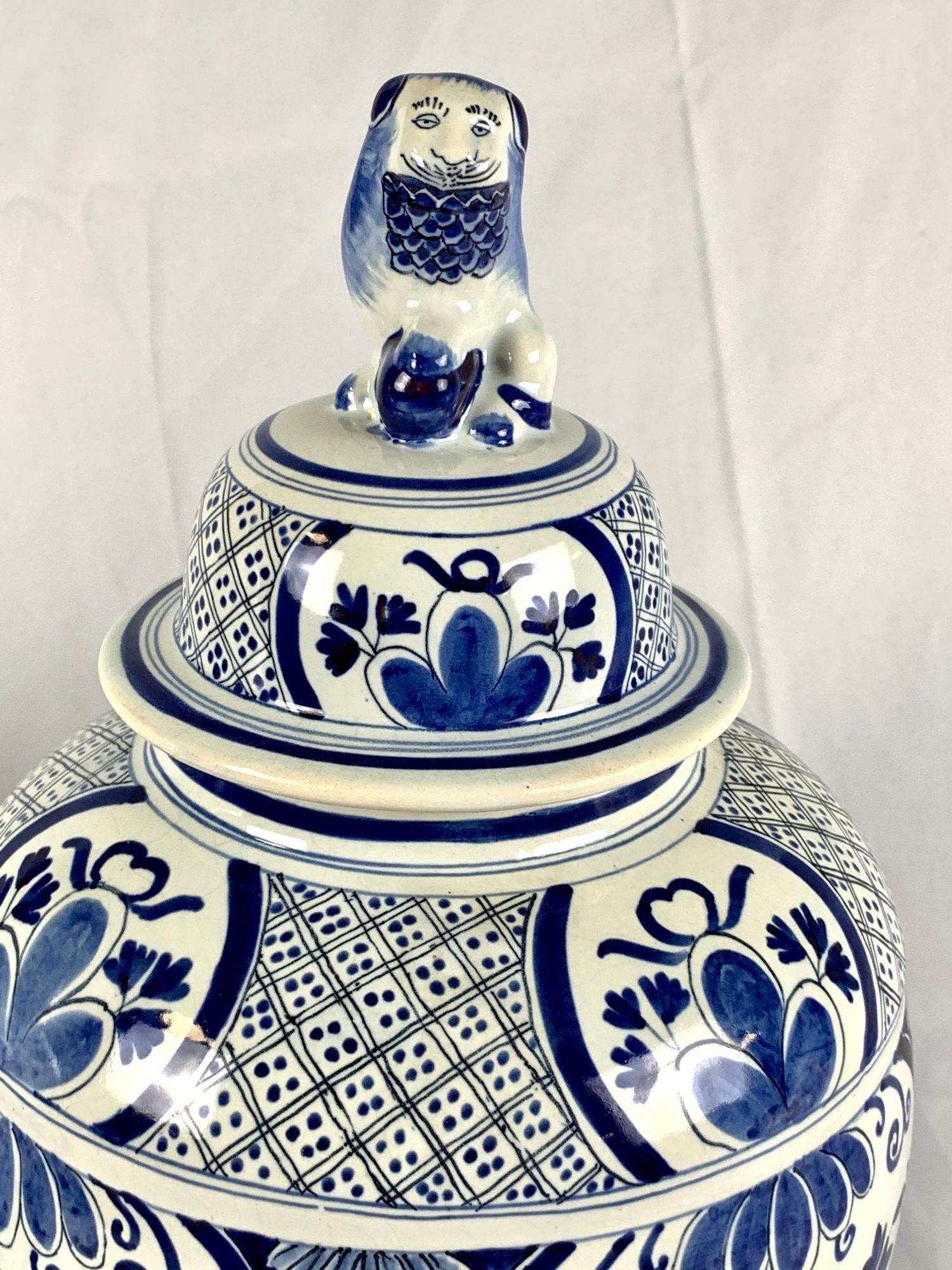 Pair Blue and White Delft jars In Excellent Condition For Sale In Katonah, NY