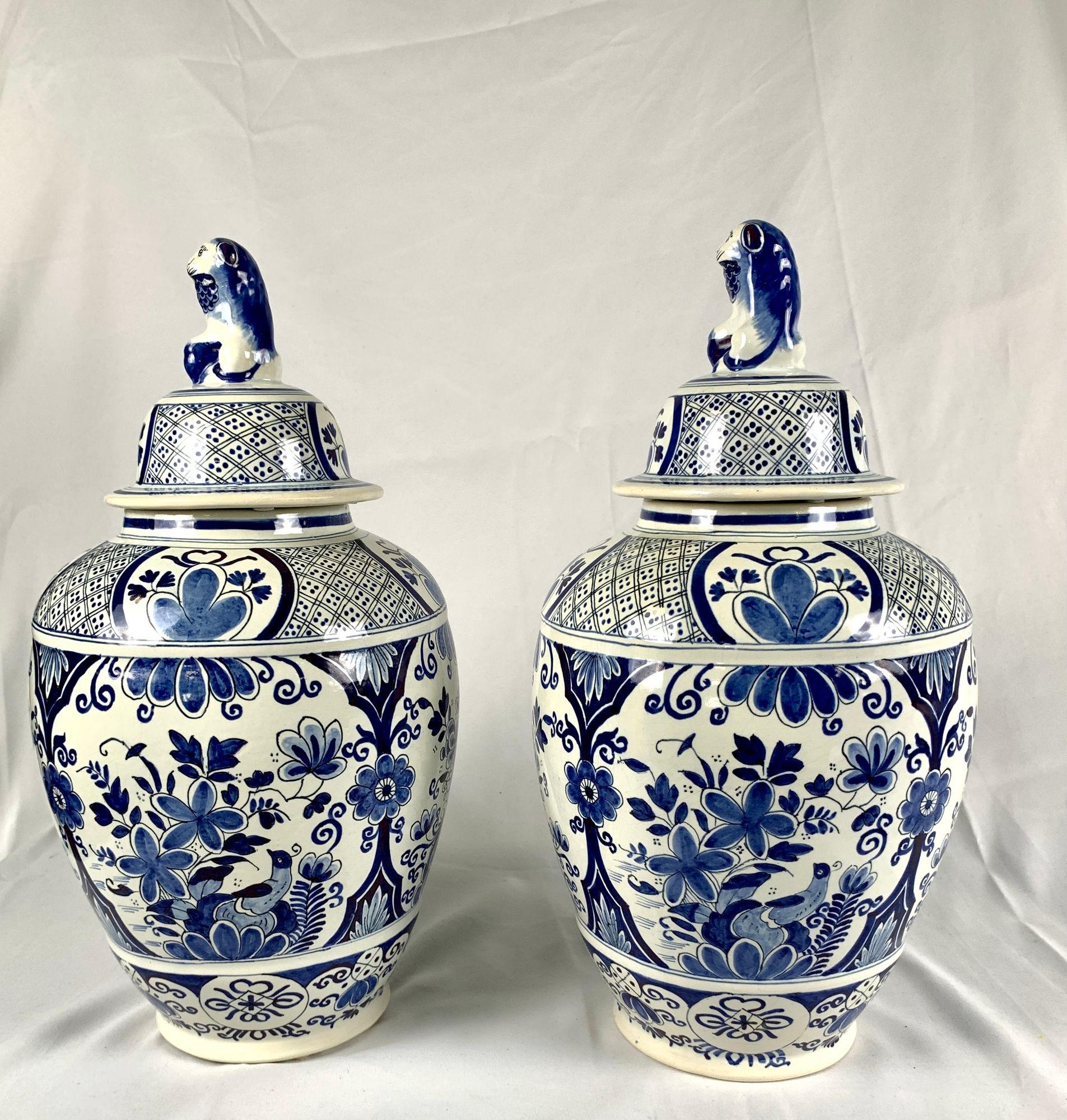 Faïence de Delft Paire de jarres de Delft bleues et blanches en vente