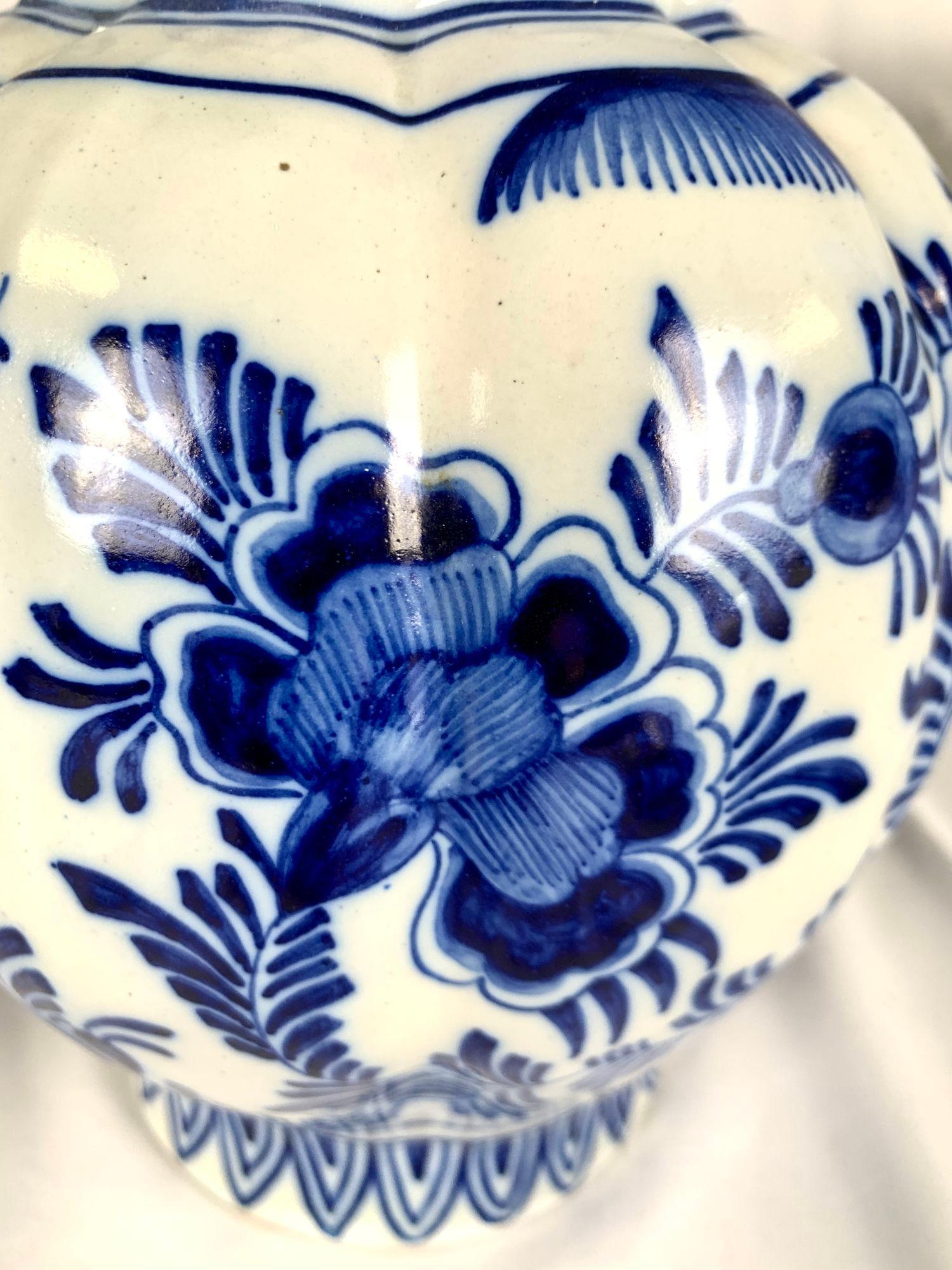 Néerlandais Paire de pots de Delft bleus et blancs peints à la main, Pays-Bas en vente