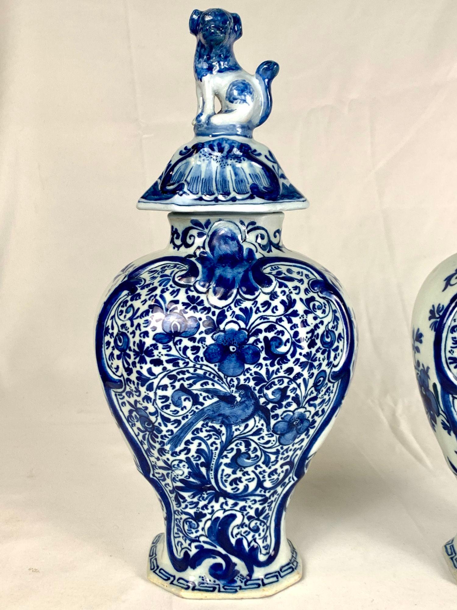 Cette magnifique paire de pots de cheminée Delft hollandais bleu et blanc a été peinte à la main à 