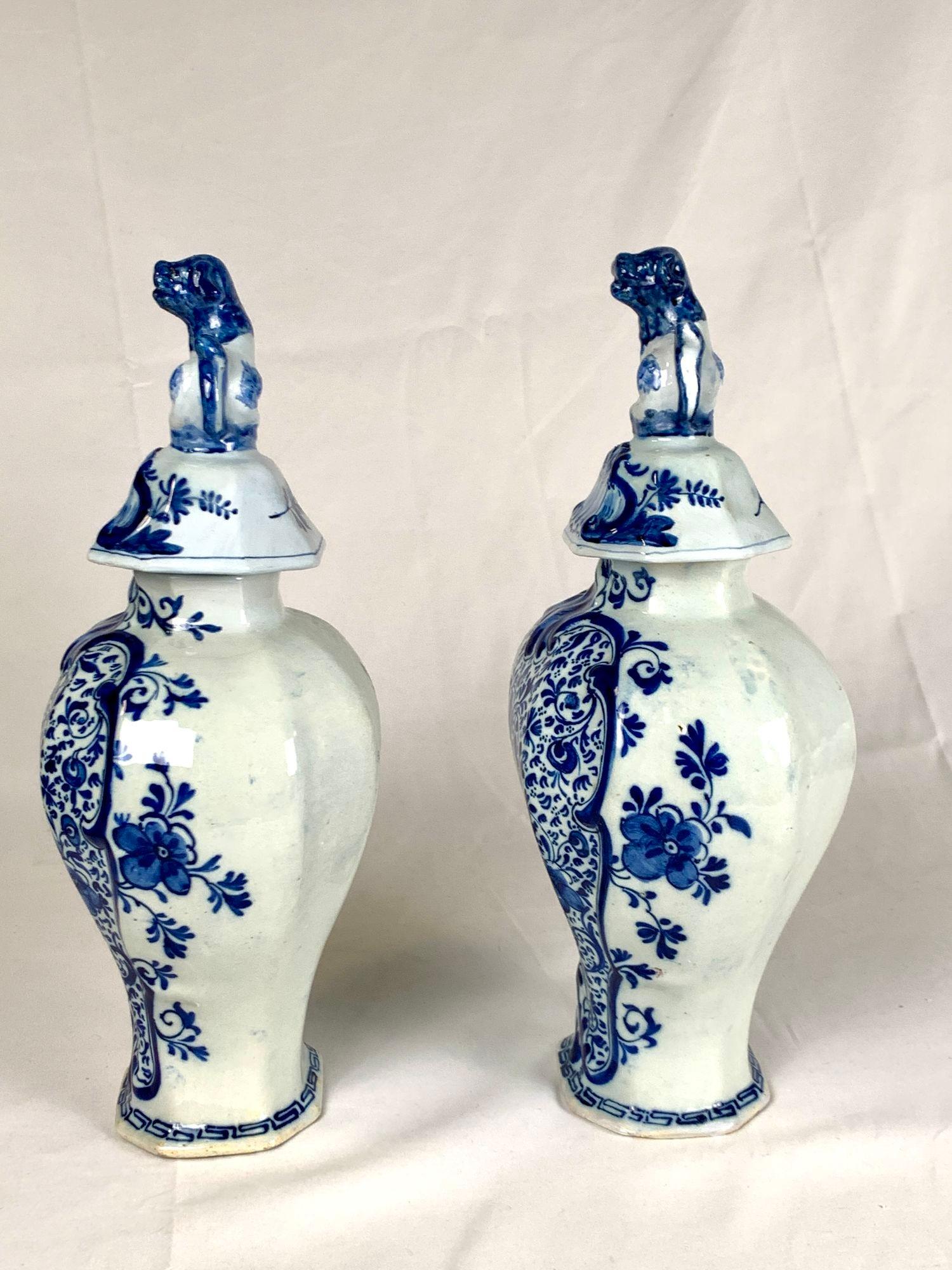 XVIIIe siècle Paire de pots de cheminée de Delft bleus et blancs fabriqués par The Claw, Pays-Bas, vers 1780 en vente