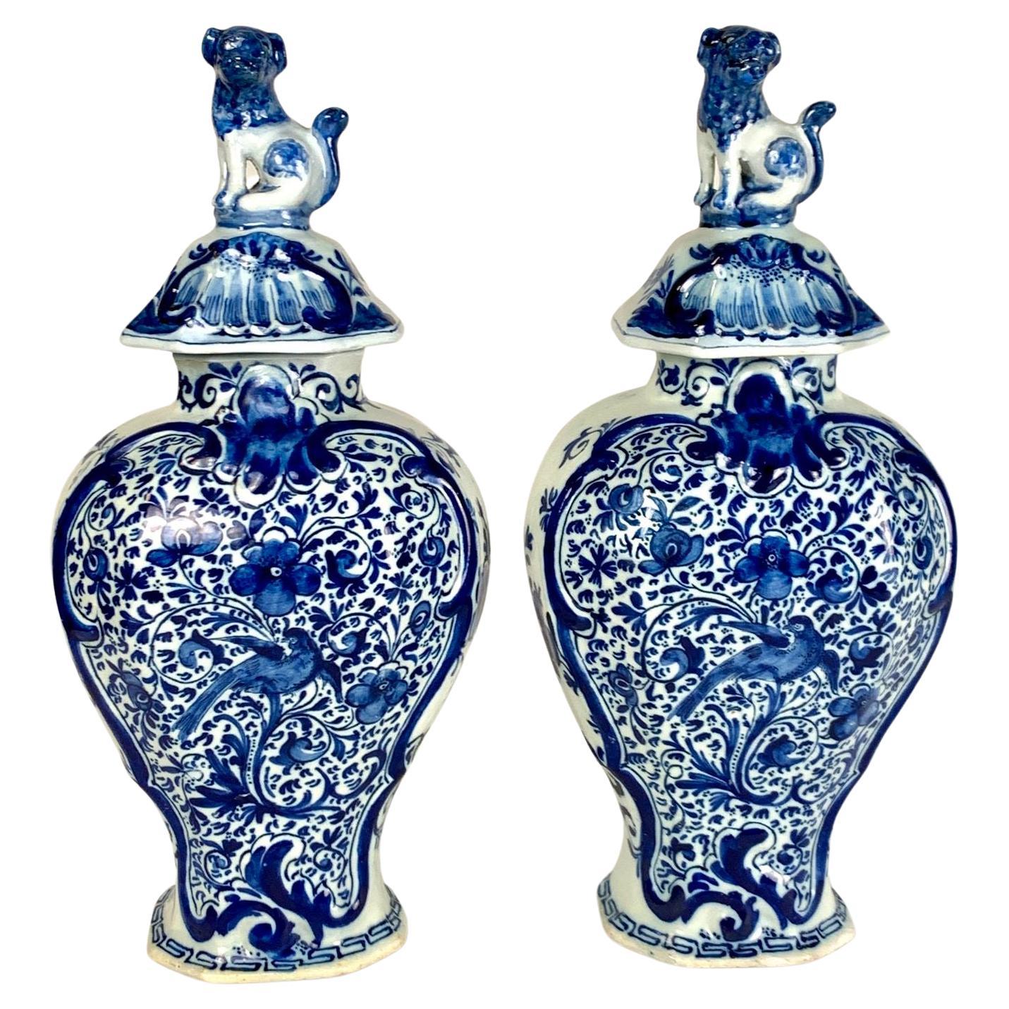 Paire de pots de cheminée de Delft bleus et blancs fabriqués par The Claw, Pays-Bas, vers 1780