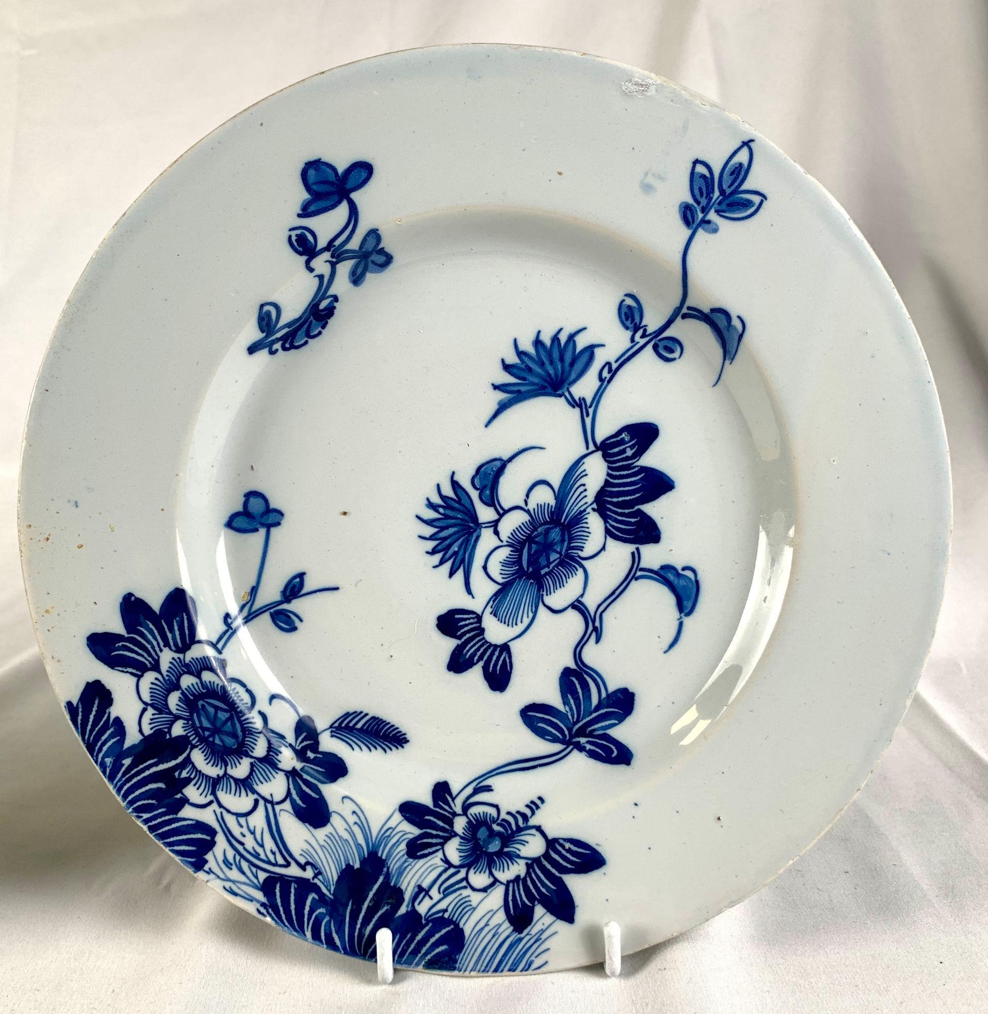 Paar blaue und weiße Delft-Teller oder -Platten, handbemalt, England CIRCA 1760 (Rokoko) im Angebot