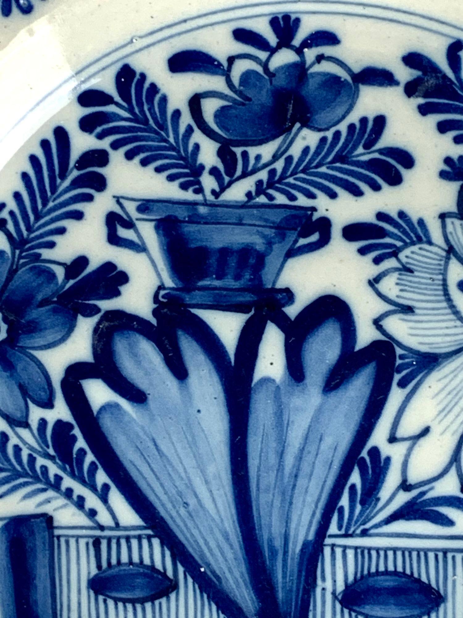 Paar blaue und weiße Delft-Teller oder -Gerichte, handbemalt, Niederlande, um 1800 (Rokoko) im Angebot