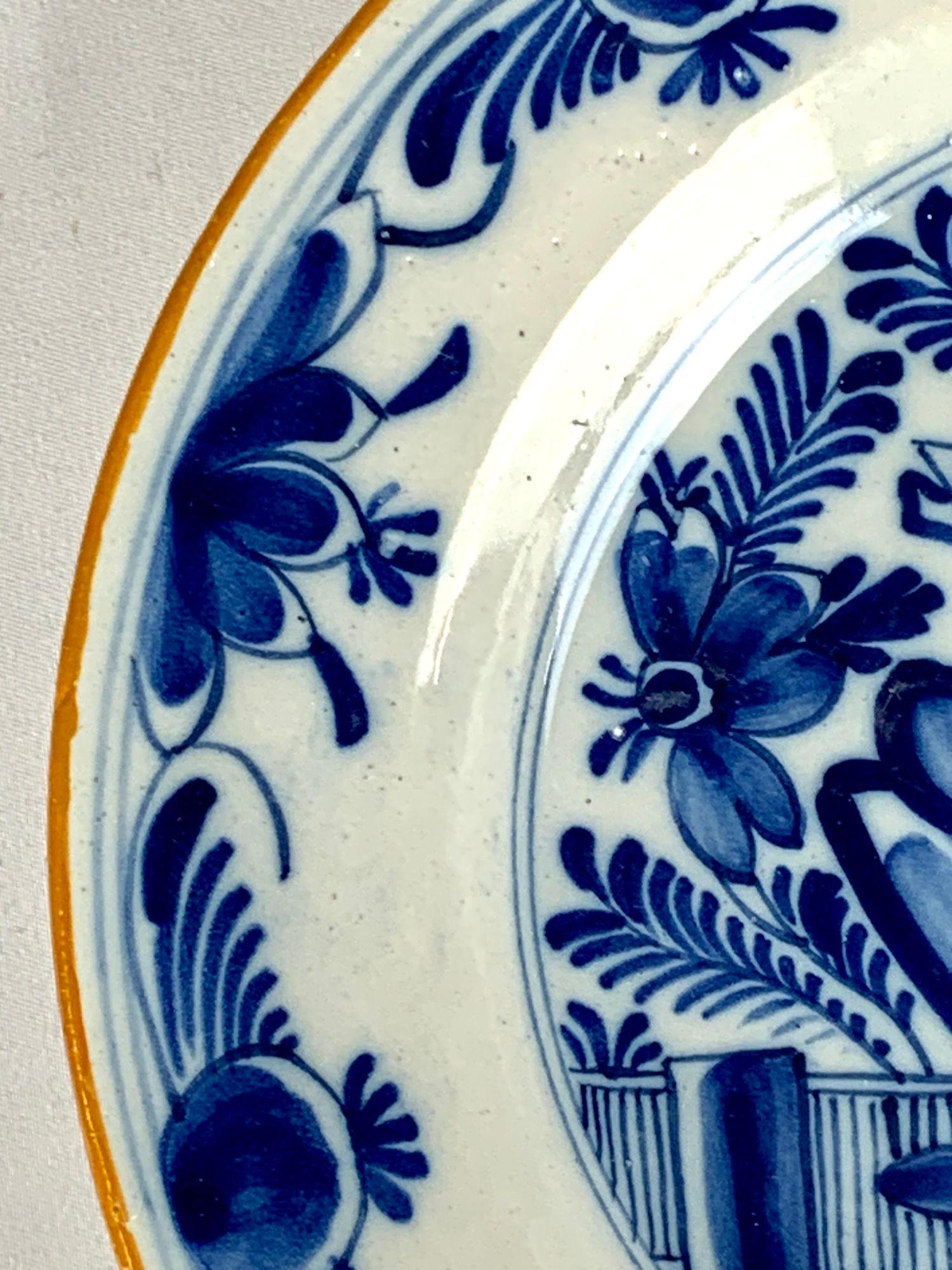 Paar blaue und weiße Delft-Teller oder -Gerichte, handbemalt, Niederlande, um 1800 (Niederländisch) im Angebot