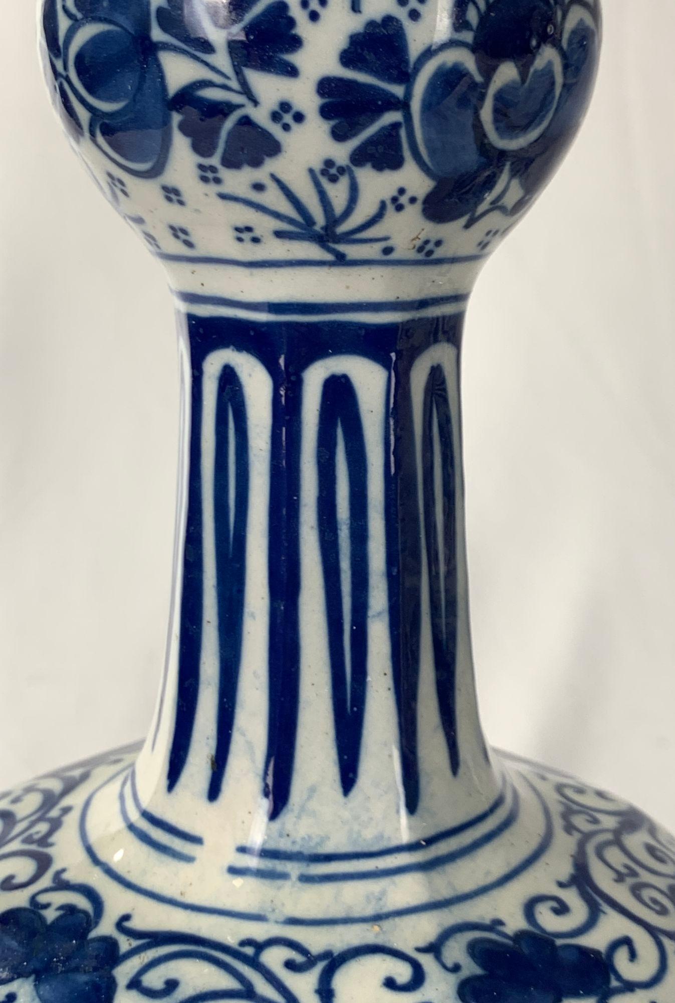 Paire de vases de Delft anciens bleus et blancs 18ème siècle Pays-Bas vers 1780 en vente 3