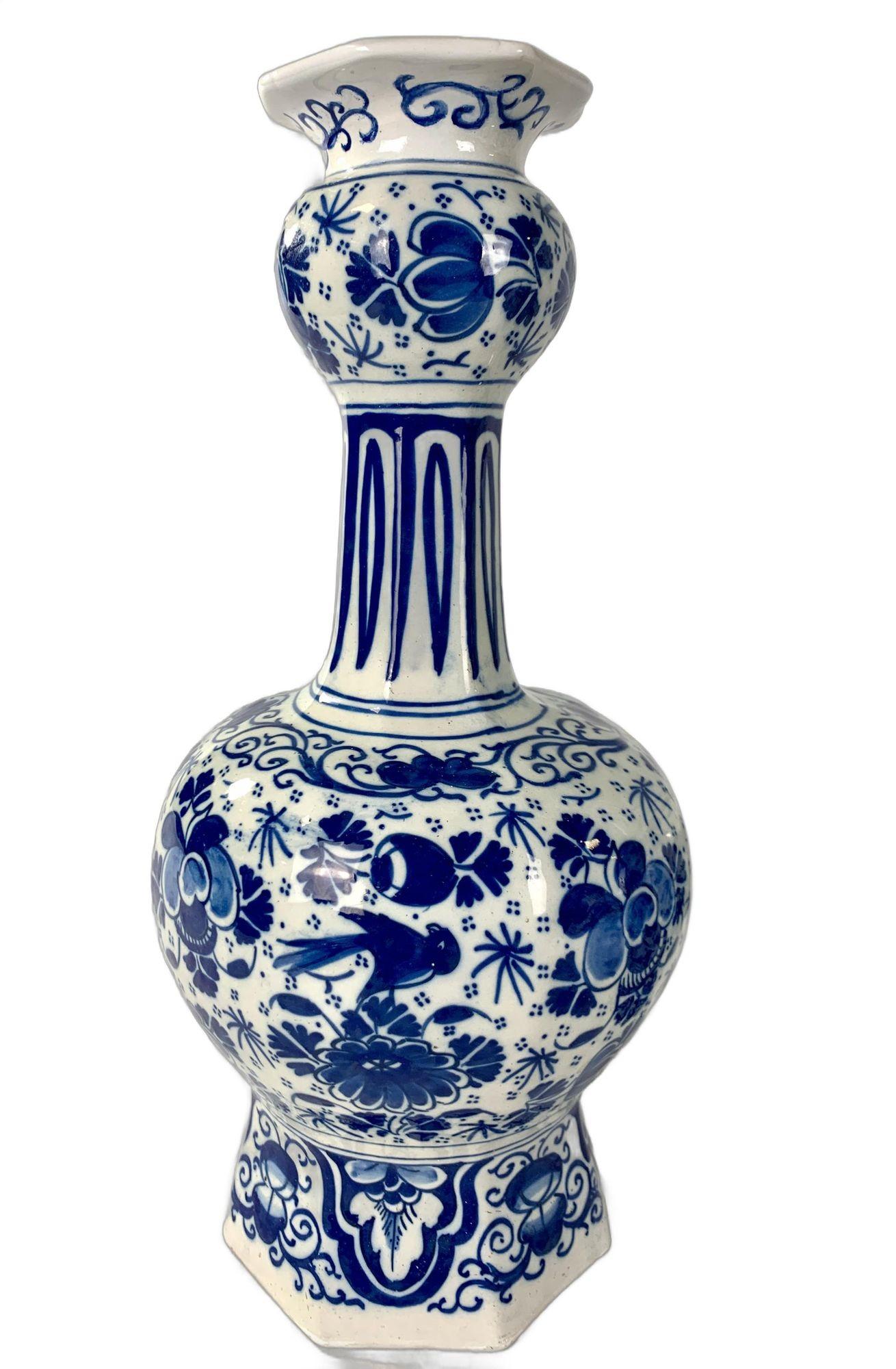 Cette élégante paire de vases Delft hollandais date de la fin du XVIIIe siècle, vers 1780.
Elles sont magnifiquement peintes à la main et présentent un décor bleu de cobalt dans le style 