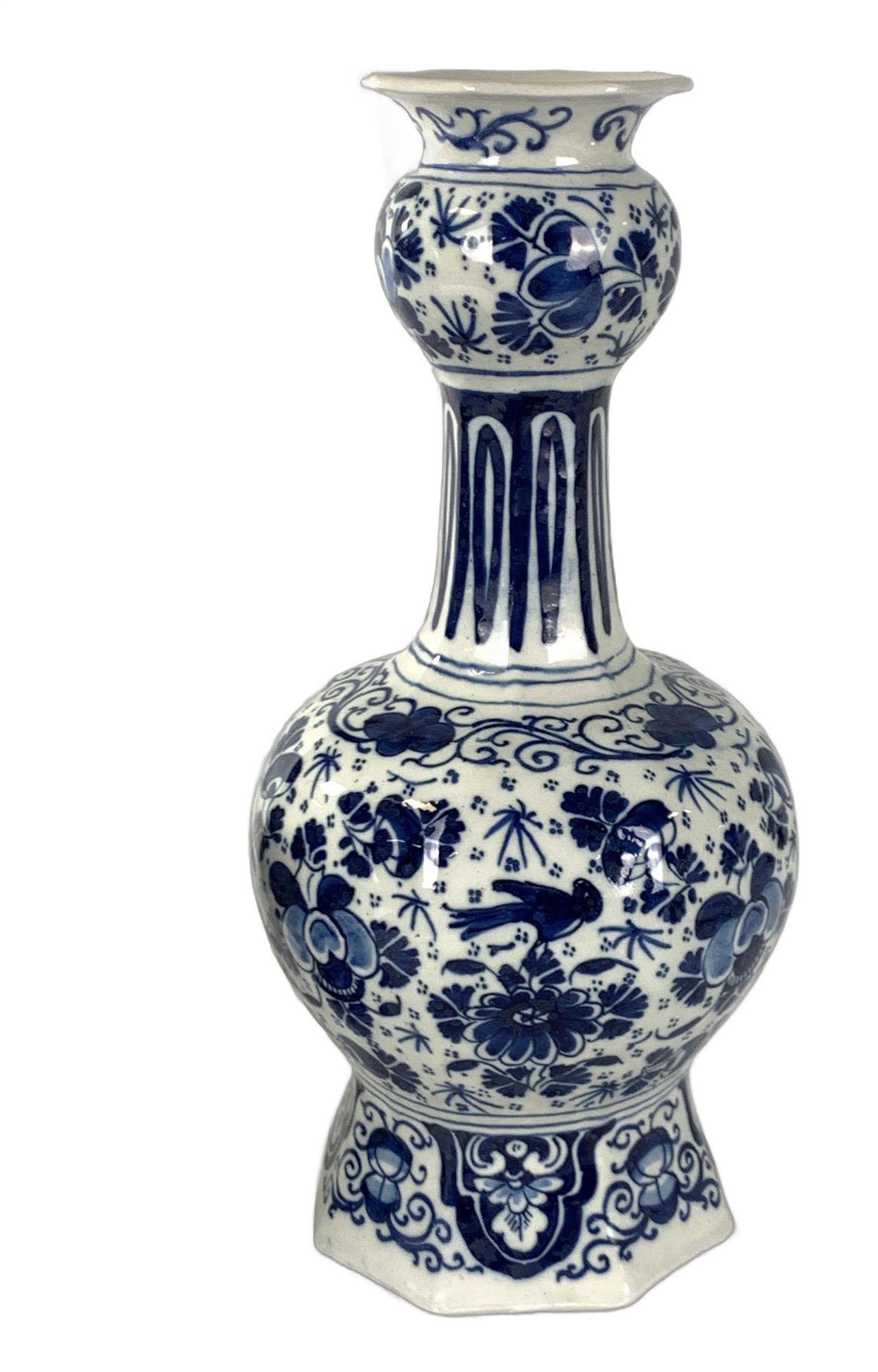 Néerlandais Paire de vases de Delft anciens bleus et blancs 18ème siècle Pays-Bas vers 1780 en vente