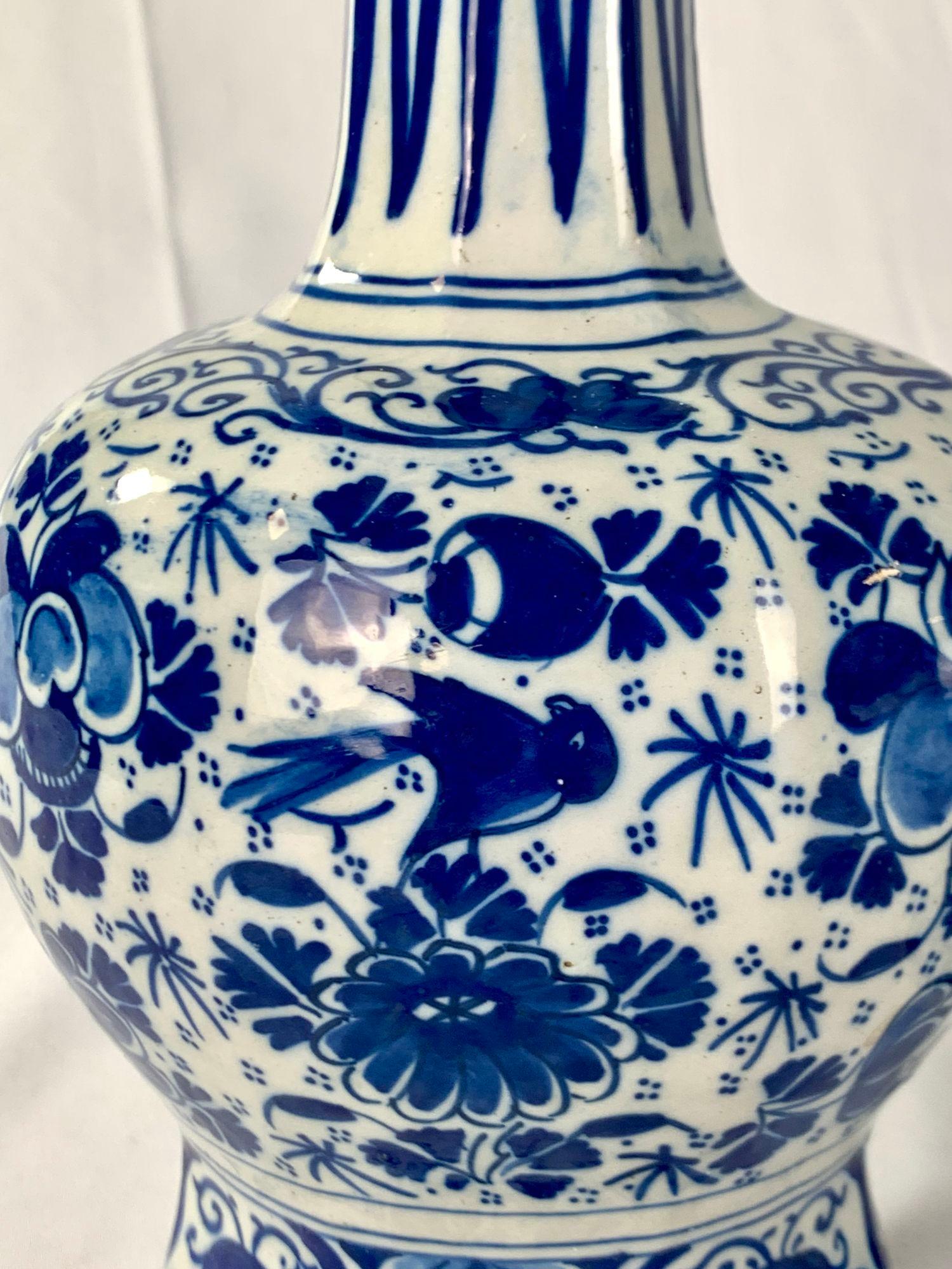 Peint à la main Paire de vases de Delft anciens bleus et blancs 18ème siècle Pays-Bas vers 1780 en vente