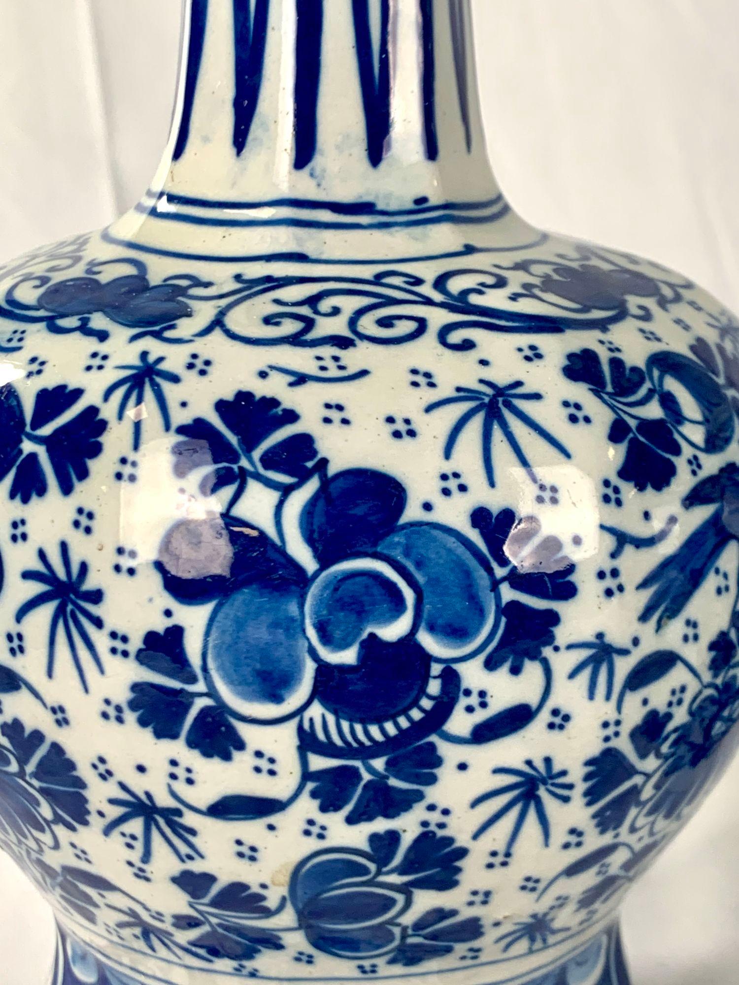 Paire de vases de Delft anciens bleus et blancs 18ème siècle Pays-Bas vers 1780 Excellent état - En vente à Katonah, NY