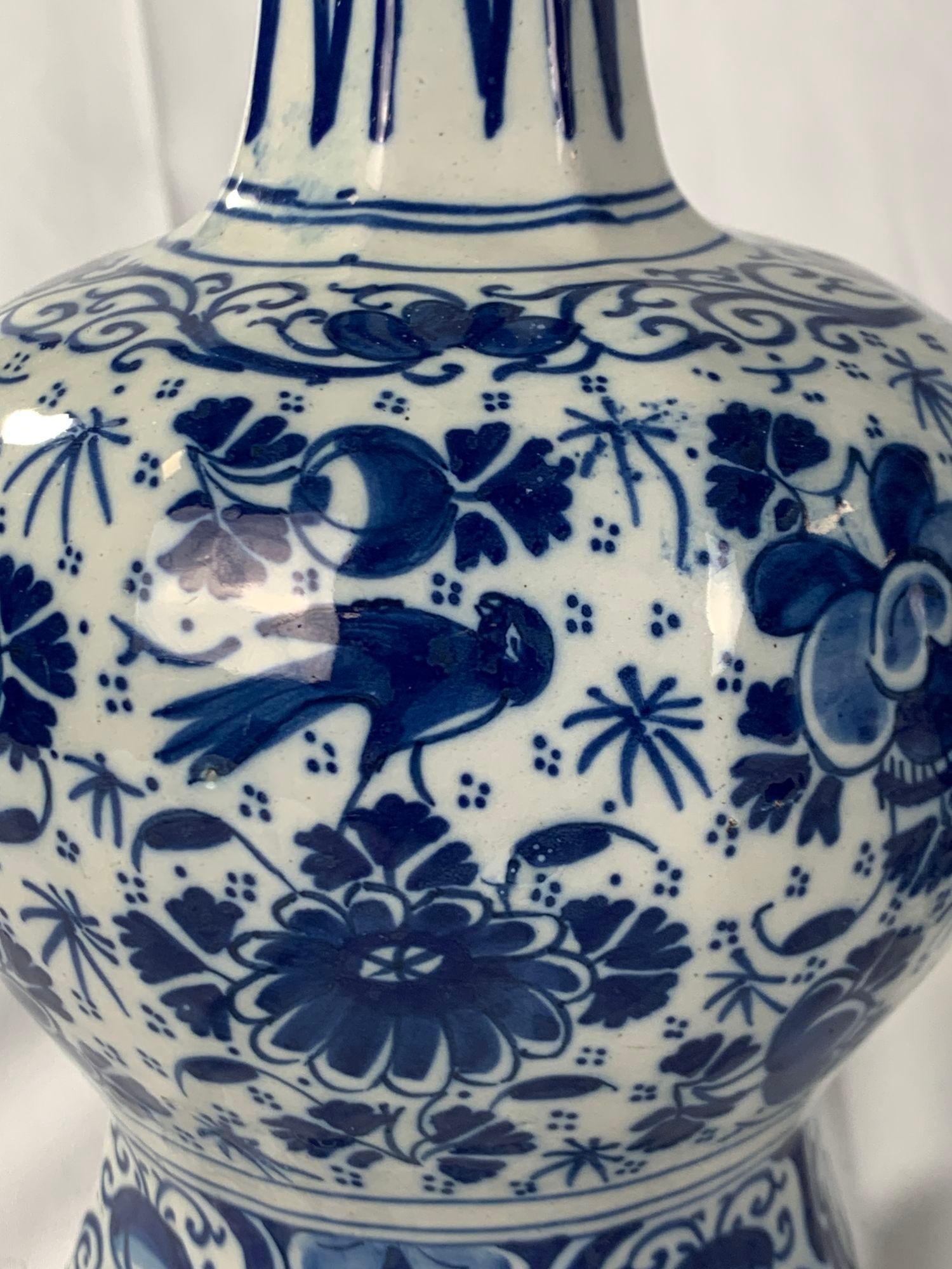 XVIIIe siècle Paire de vases de Delft anciens bleus et blancs 18ème siècle Pays-Bas vers 1780 en vente