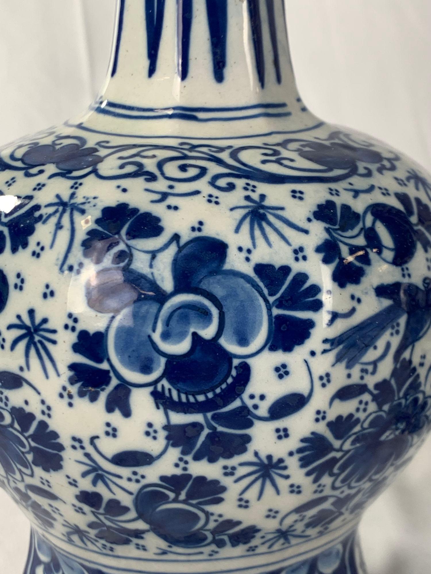 Faïence de Delft Paire de vases de Delft anciens bleus et blancs 18ème siècle Pays-Bas vers 1780 en vente