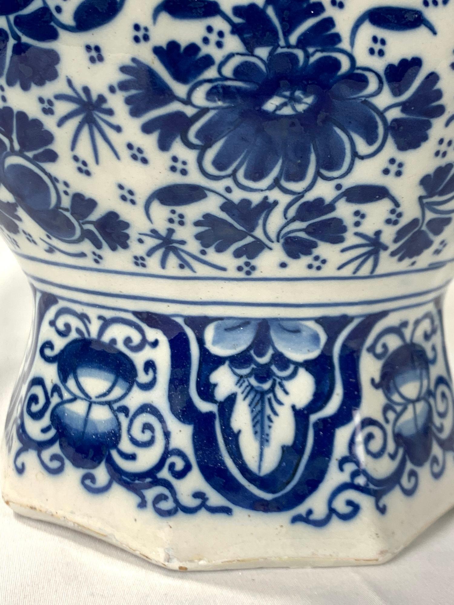 Paire de vases de Delft anciens bleus et blancs 18ème siècle Pays-Bas vers 1780 en vente 1
