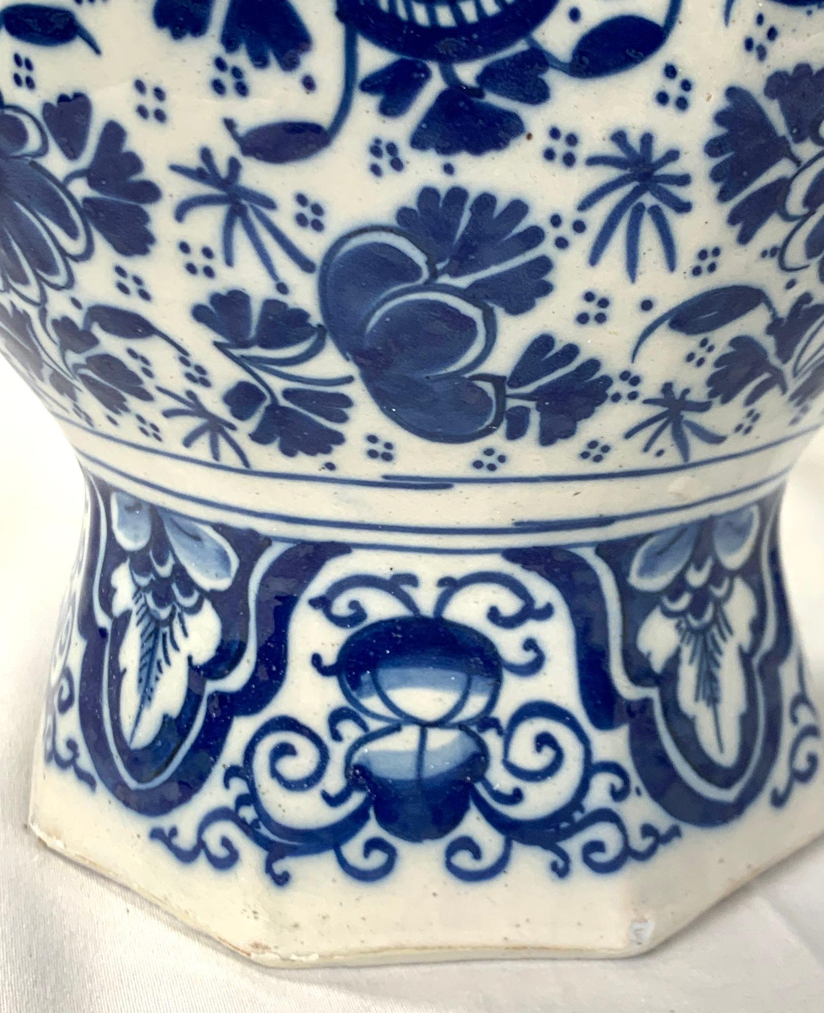 Paire de vases de Delft anciens bleus et blancs 18ème siècle Pays-Bas vers 1780 en vente 2