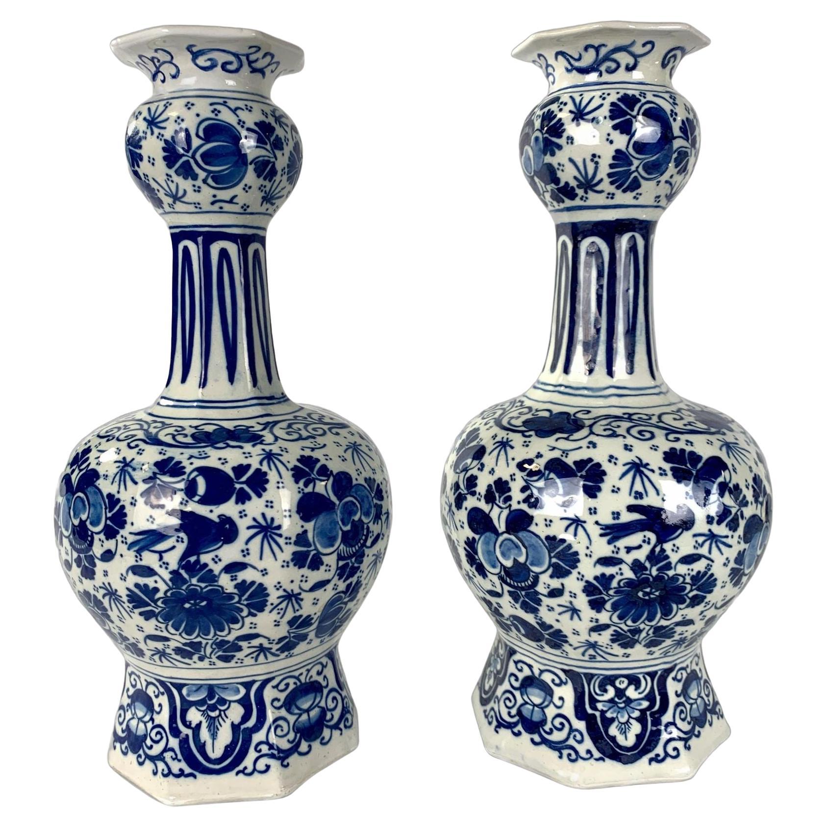 Coppia di antichi vasi Delft bianchi e blu del XVIII secolo, Paesi Bassi, CIRCA 1780