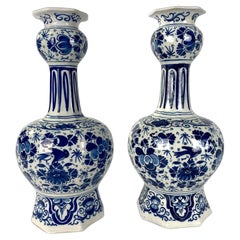 Paar antike blaue und weiße Delft-Vasen 18. Jahrhundert Niederlande CIRCA 1780