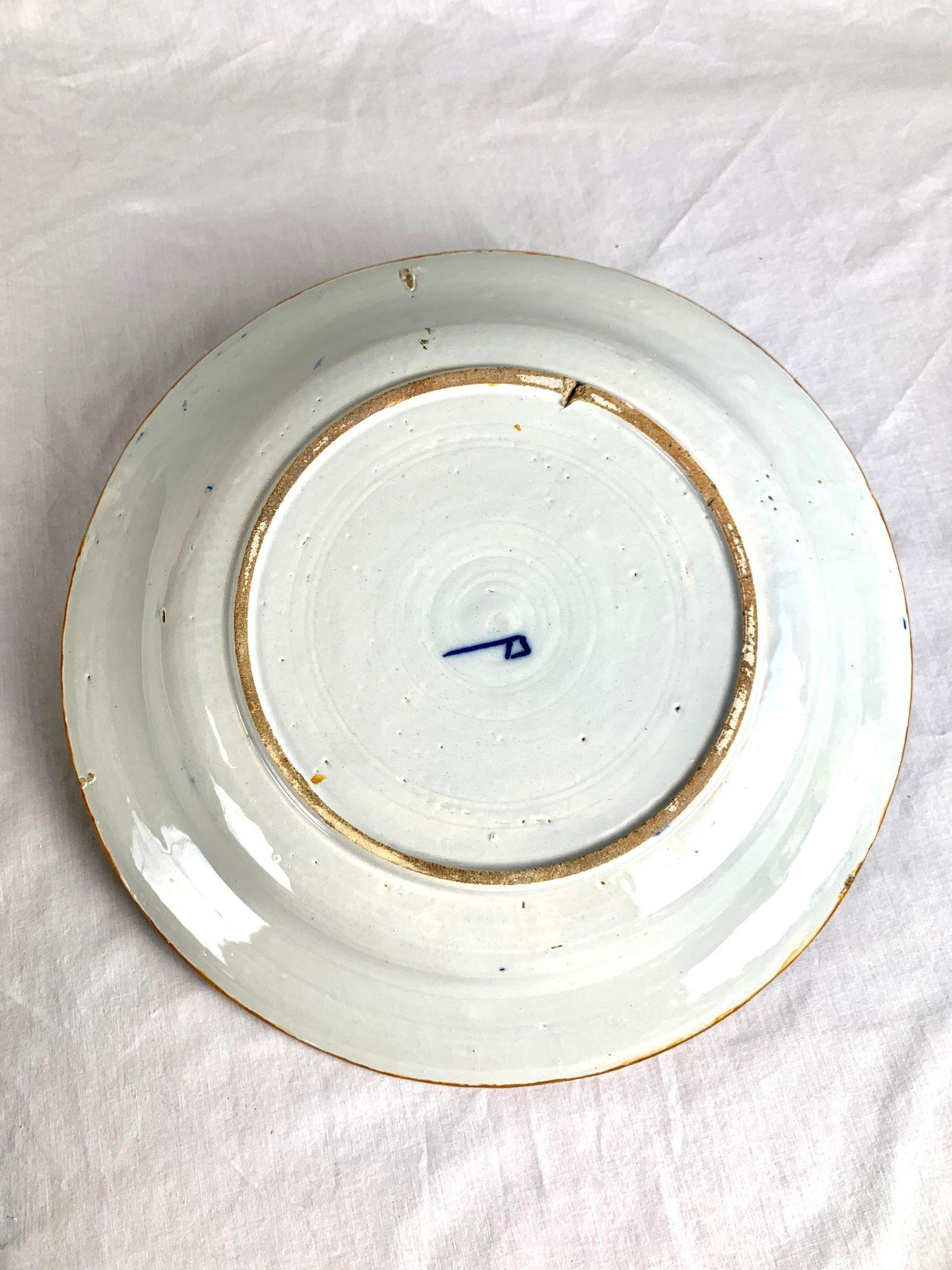 Paire de chargeurs Delft hollandais bleu et blanc peints à la main par The Axe Circa 1780 en vente 2