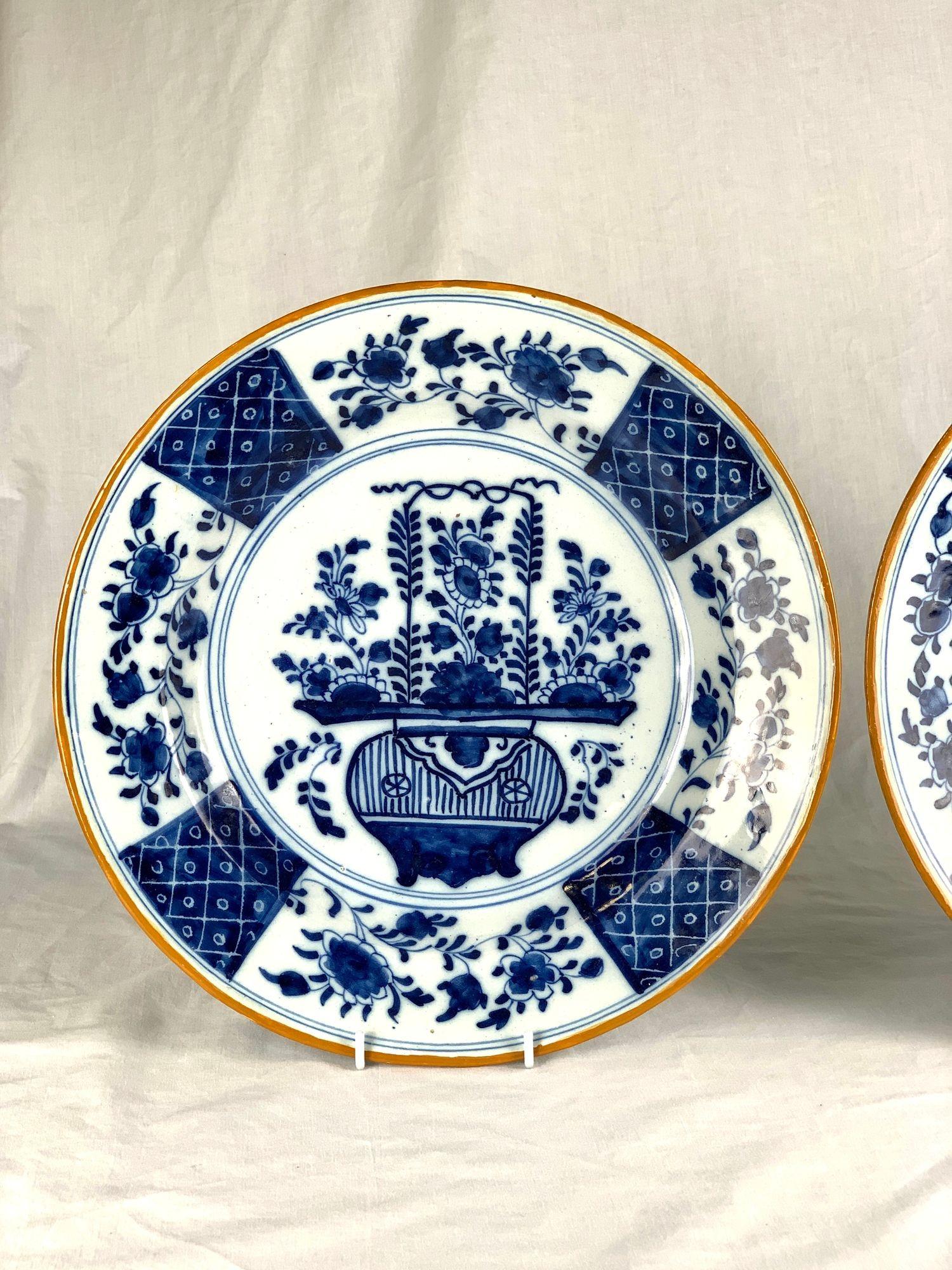 Cette paire de chaises hollandaises de Delft a été peinte à la main dans la célèbre manufacture De Porceleyne Bijl (La Hache) à Delft, vers 1780.
Chaque chargeur mesure 12,25 pouces de diamètre et présente en son centre une composition