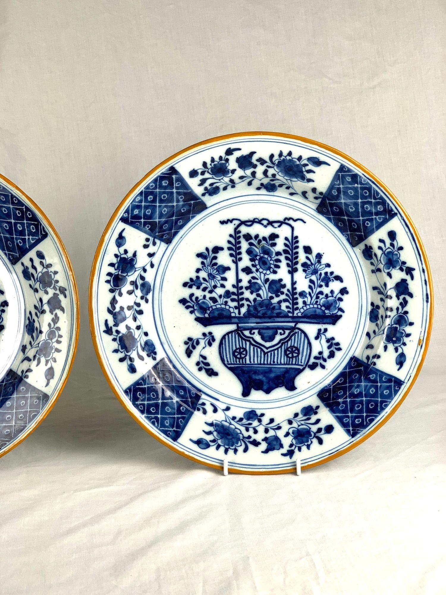 Rococo Paire de chargeurs Delft hollandais bleu et blanc peints à la main par The Axe Circa 1780 en vente