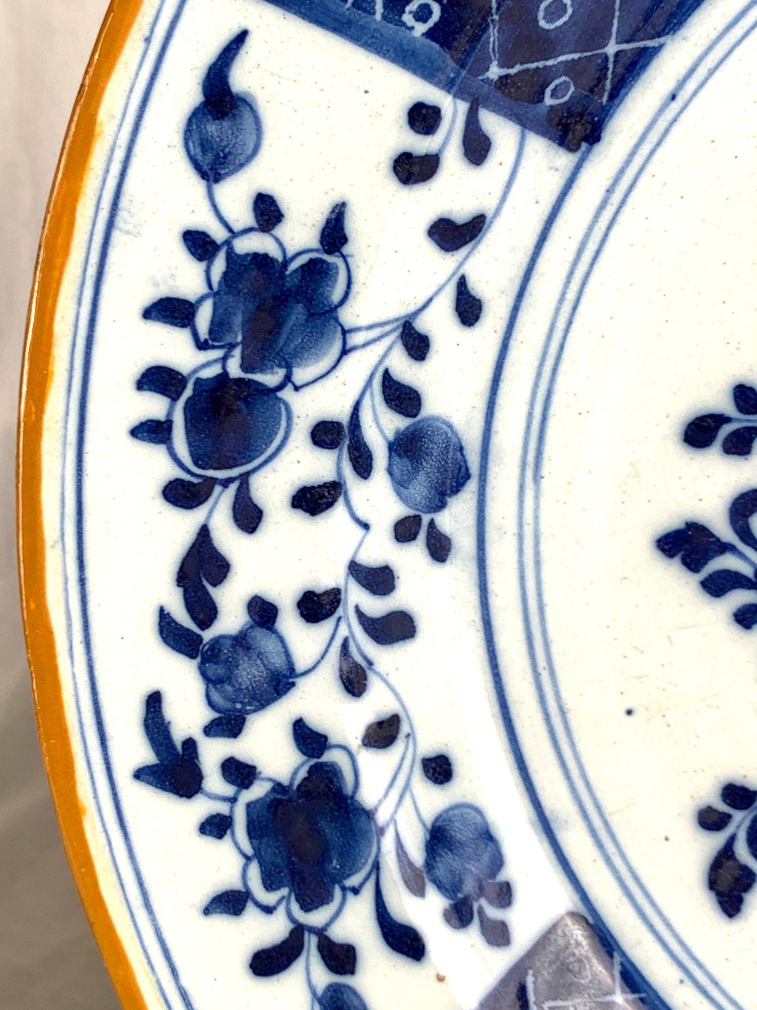 Peint à la main Paire de chargeurs Delft hollandais bleu et blanc peints à la main par The Axe Circa 1780 en vente