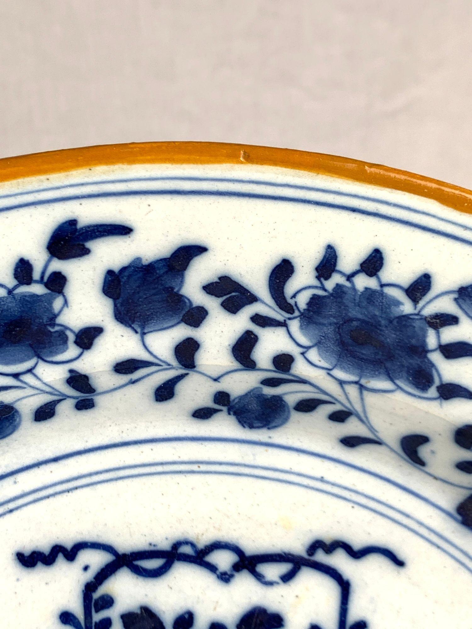 XVIIIe siècle Paire de chargeurs Delft hollandais bleu et blanc peints à la main par The Axe Circa 1780 en vente