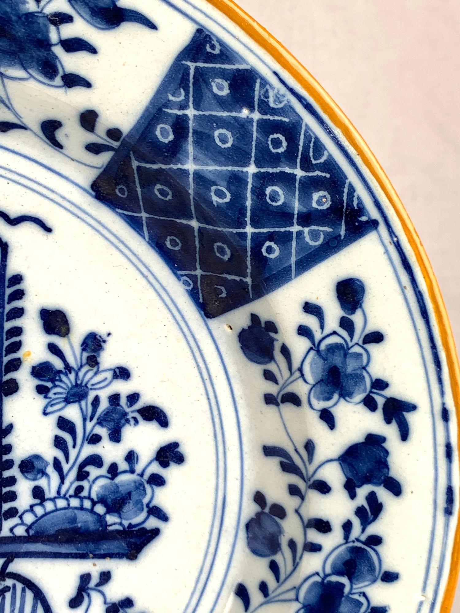 Faïence de Delft Paire de chargeurs Delft hollandais bleu et blanc peints à la main par The Axe Circa 1780 en vente