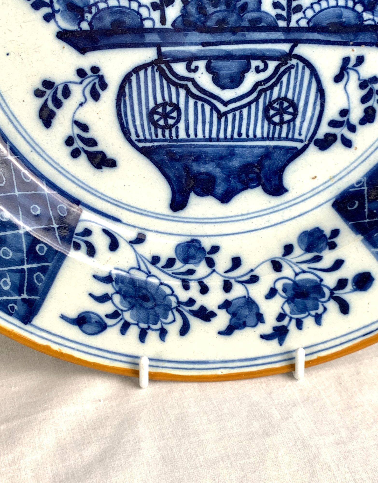 Paire de chargeurs Delft hollandais bleu et blanc peints à la main par The Axe Circa 1780 en vente 1