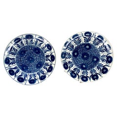 Paar blau-weiße niederländische Delfter Tortenteller aus dem 18. Jahrhundert, hergestellt von „The Claw“