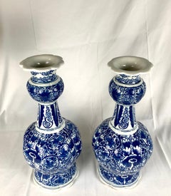 Paar blaue und weiße holländische Delft-Vasen 18. Jahrhundert CIRCA 1780