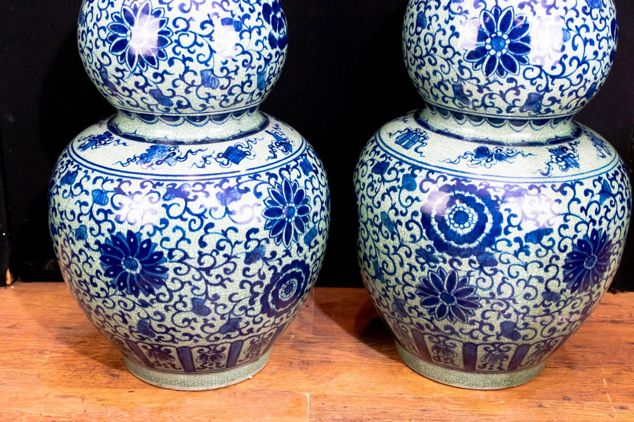 Paar blaue und weiße Porzellanvasen - Ming-Doppelkürbisurnen (Ende des 20. Jahrhunderts) im Angebot