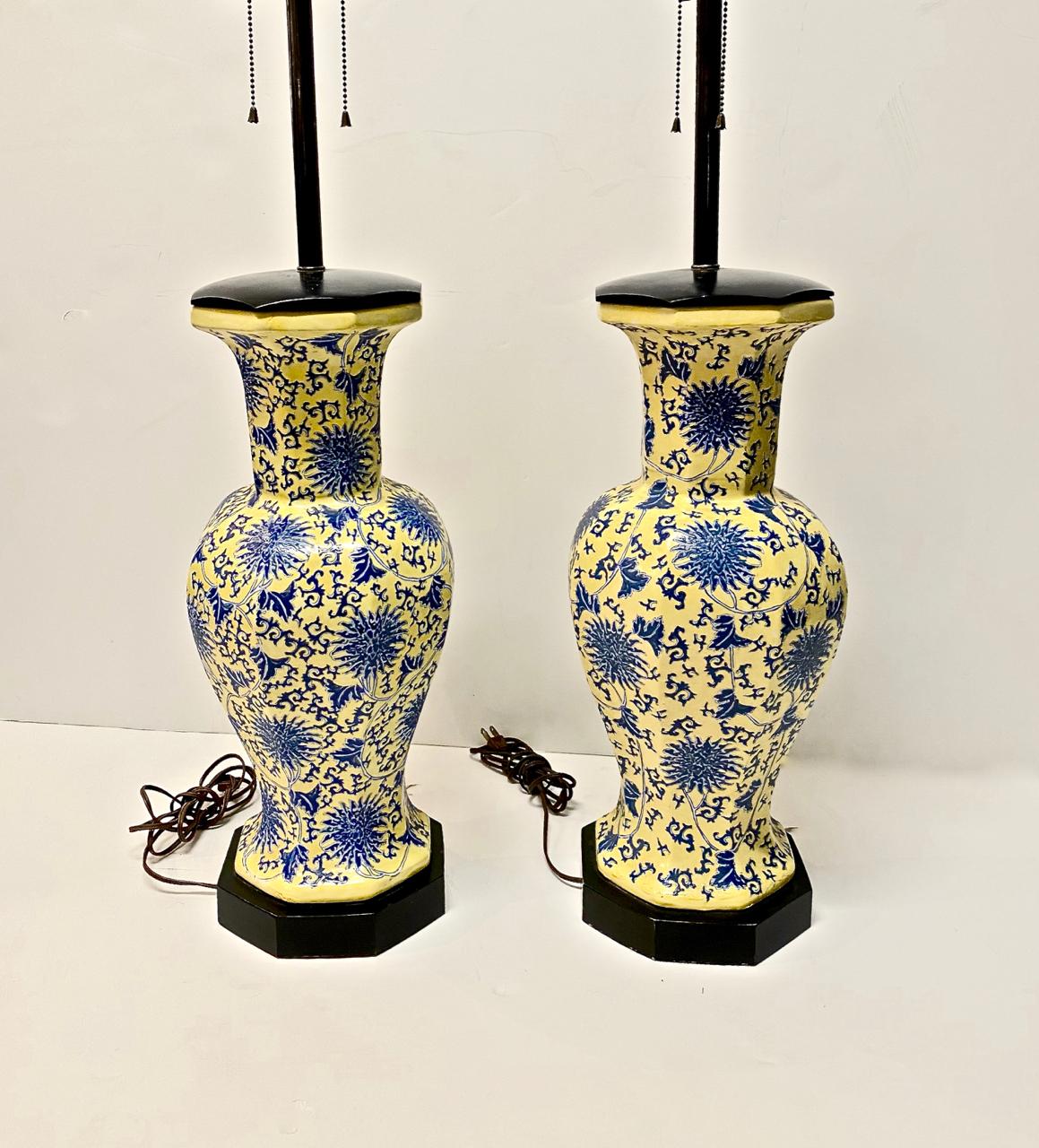 Chinoiseries Paire de lampes de table chinoiseries bleues et jaunes en vente