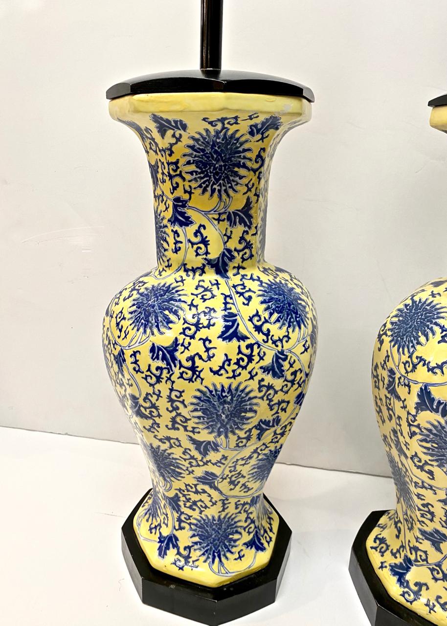 italien Paire de lampes de table chinoiseries bleues et jaunes en vente