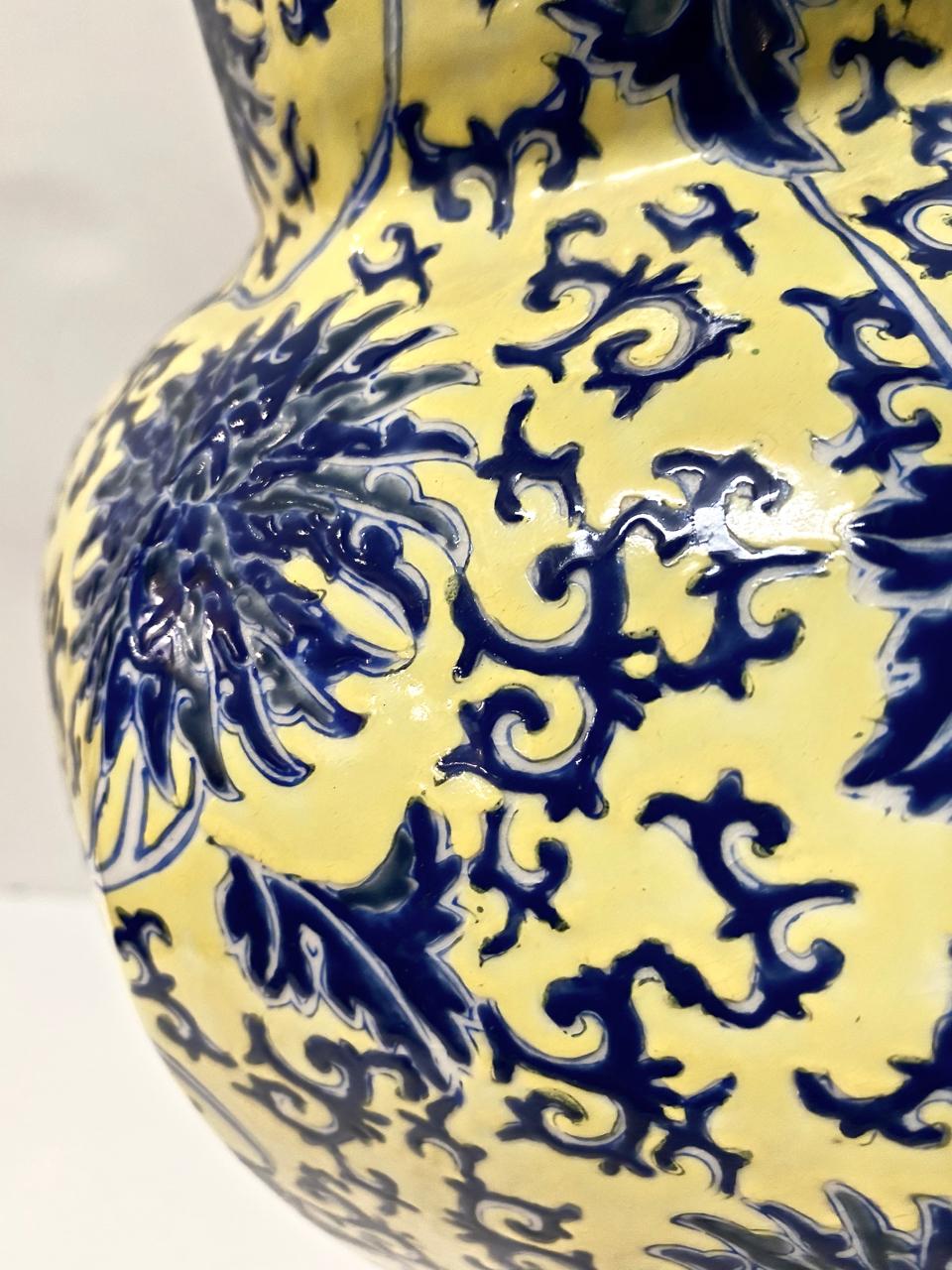 Peint à la main Paire de lampes de table chinoiseries bleues et jaunes en vente