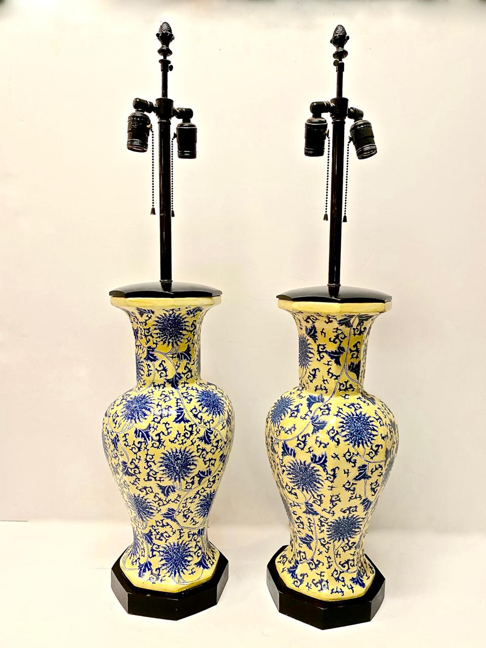 Paire de lampes de table chinoiseries bleues et jaunes Bon état - En vente à Pasadena, CA