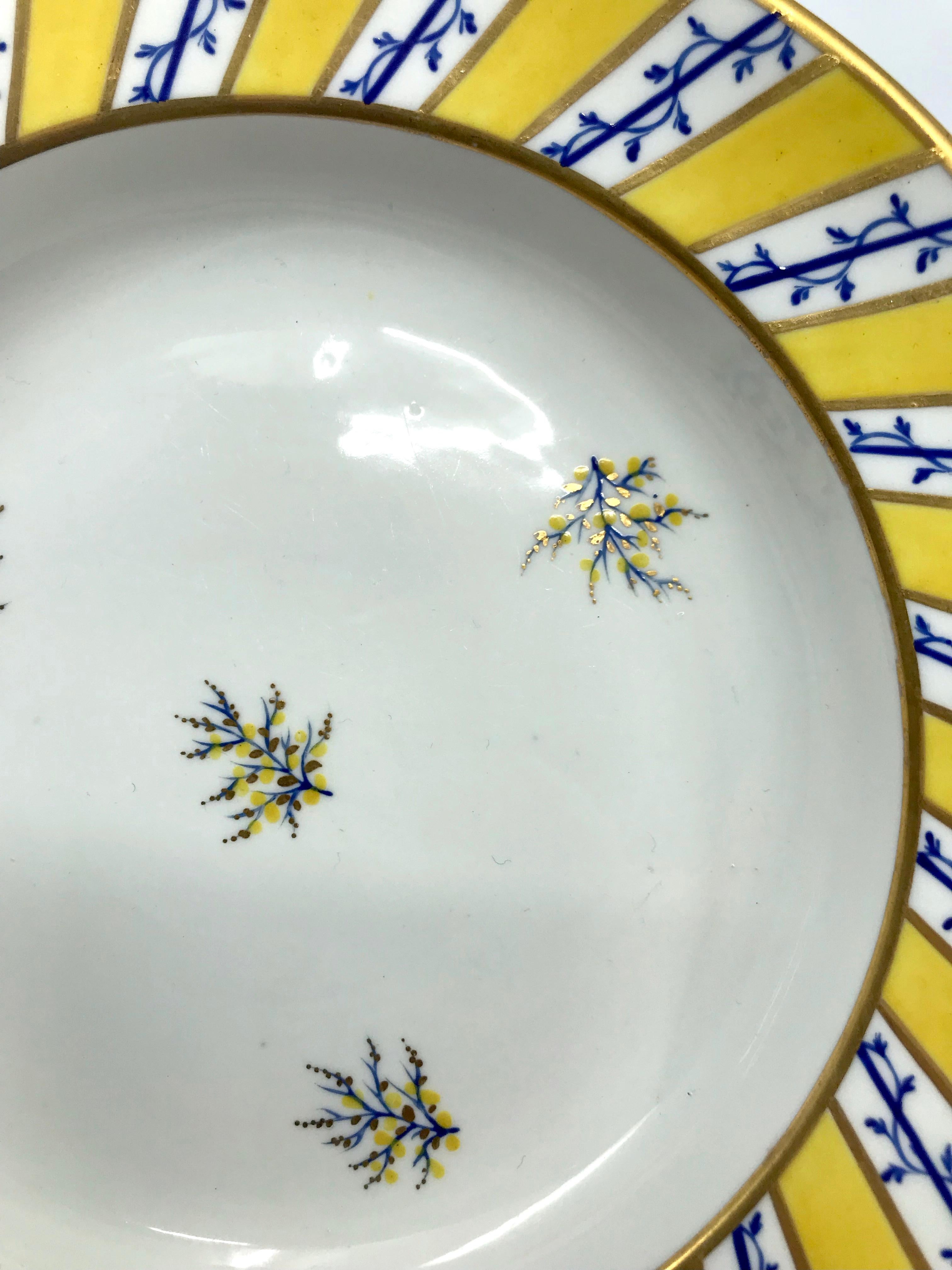 Pareja de platos hondos Derby dorados azul y amarillo Pintado a mano en venta