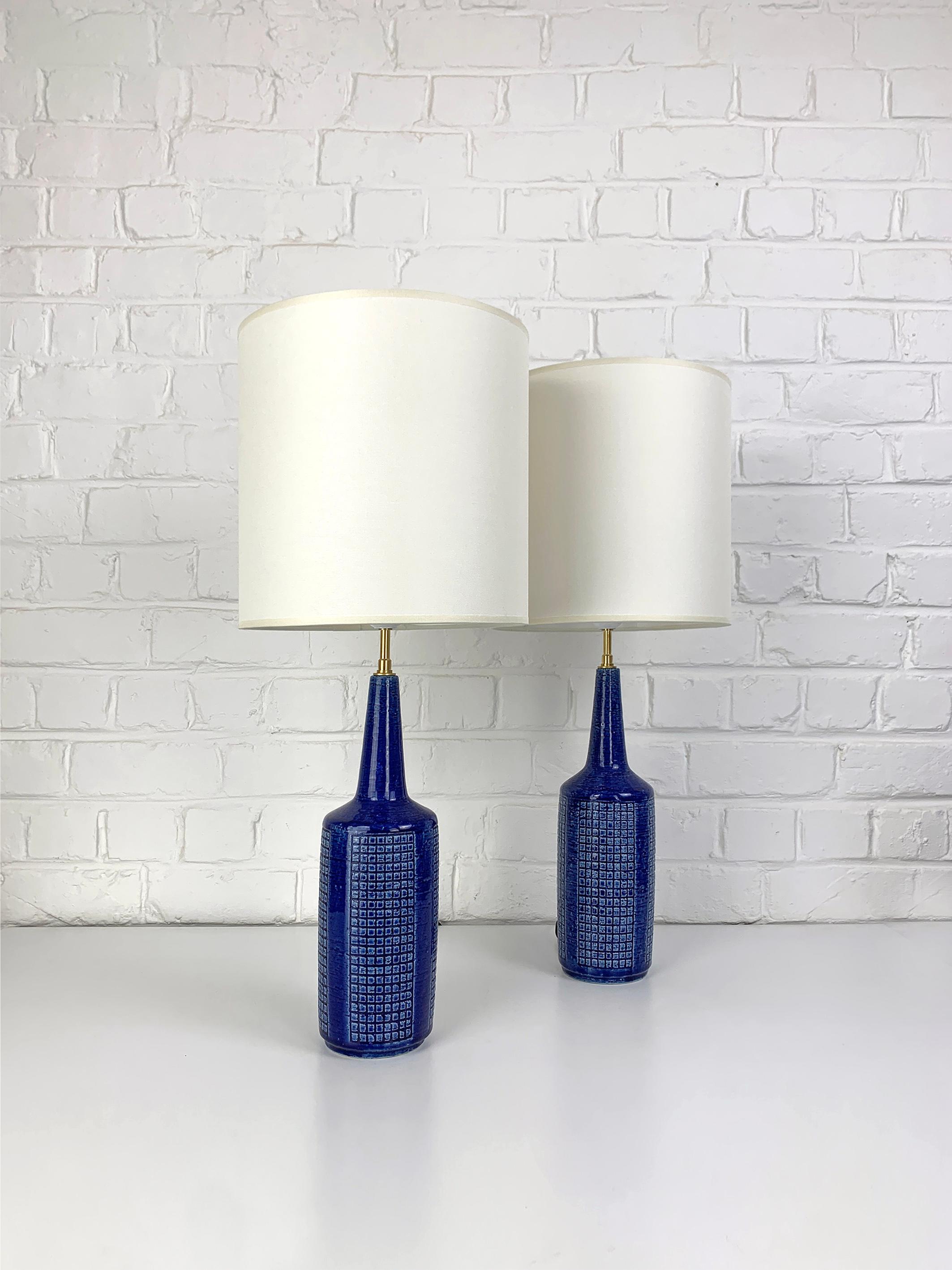 Paire de lampes de table en grès, modèle DL30, produites par Palshus (Danemark). 

Les bases des lampes sont recouvertes d'une glaçure bleue et d'un motif carré imprimé. L'argile chamottée donne une surface naturelle et vivante. Tous deux sont