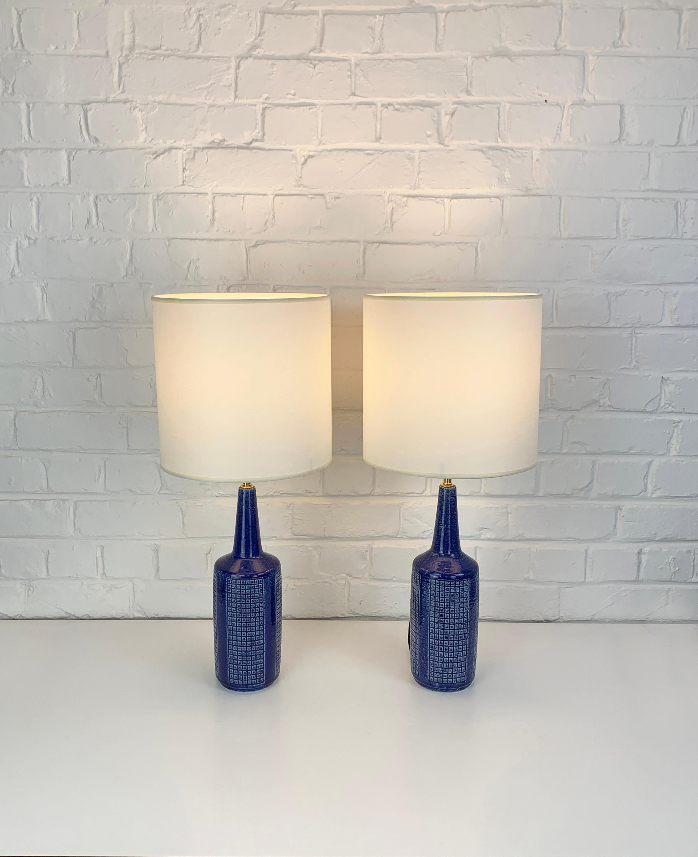 20ième siècle Paire de lampes de table en céramique bleue de Palshus Danemark, grès Linnemann-Schmidt en vente