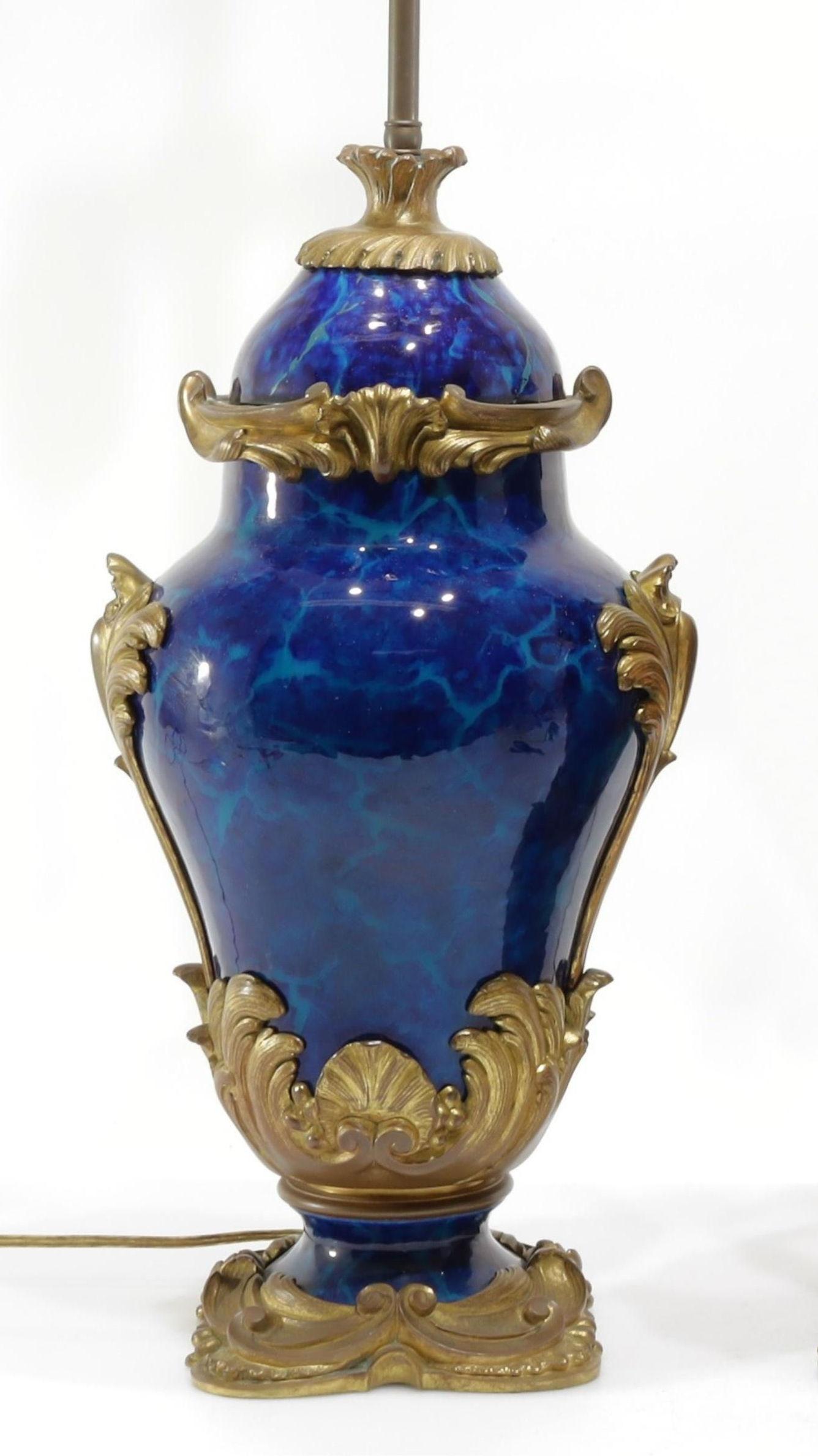 Paire de lampes de table en porcelaine de bronze marbrée bleu de Sèvres de style Louis XV du 19e siècle.  Avec des prises et un câblage modernes, prêt à l'emploi.