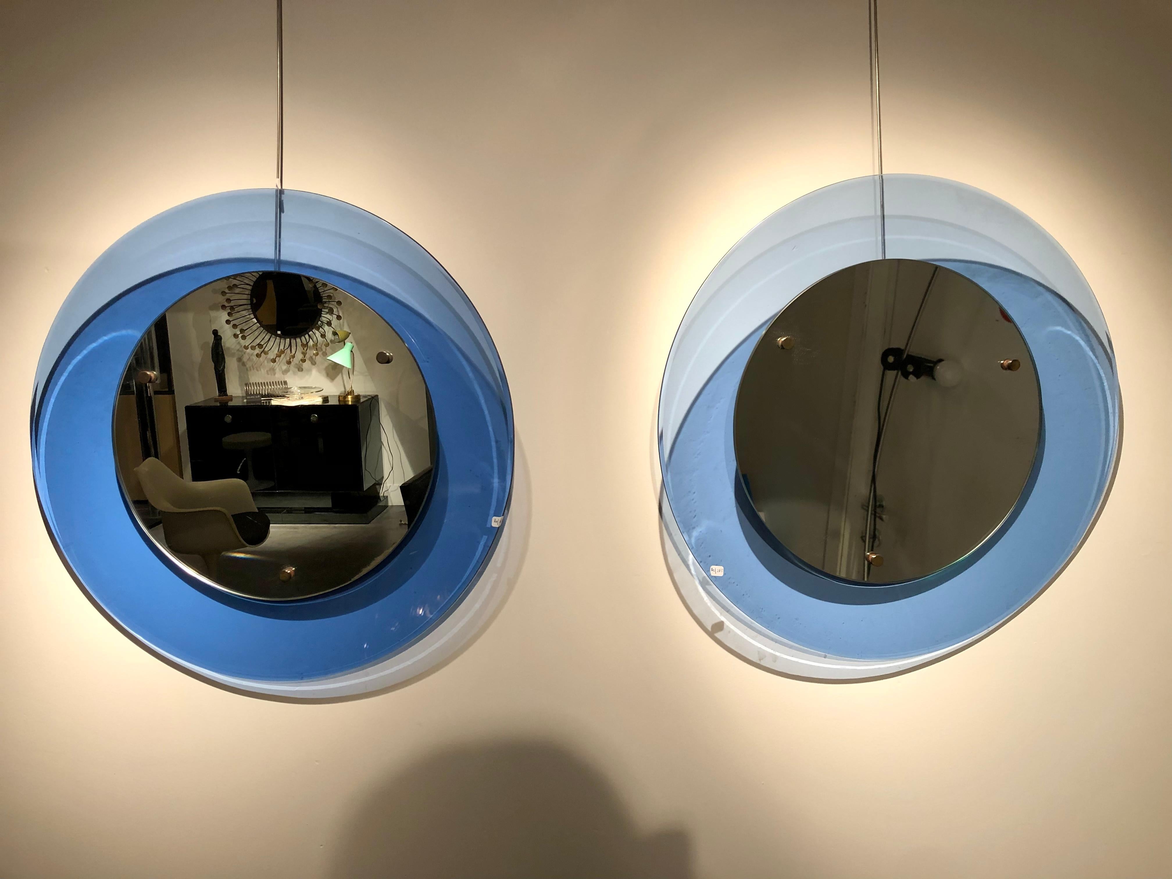Paire de miroirs convexes attribués à max ingrandt pour Fontana arte
Il y a une petite rayure sur l'un des deux miroirs (1,5cm).
 