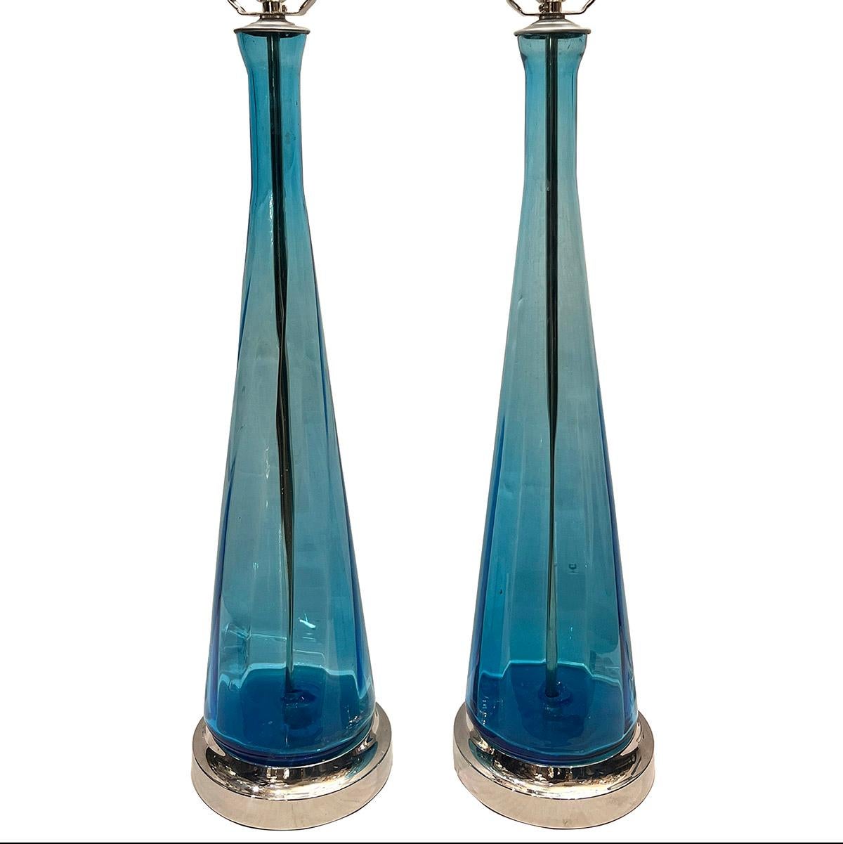 Paire de lampes de table italiennes en verre bleu des années 1960.

Mesures :
Hauteur du corps : 22.25