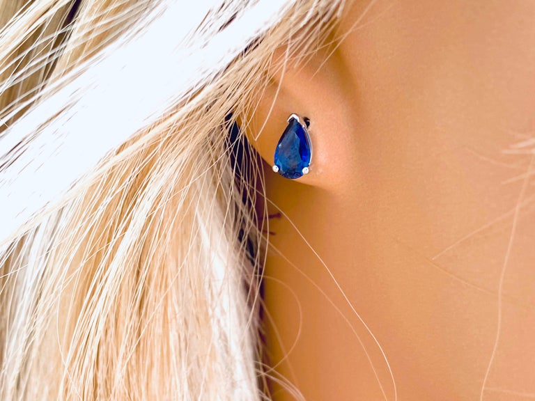 Contemporary Pair Blue Pear Shape Sapphire White Gold Stud Earrings Weighing 1.45 Carats For Sale