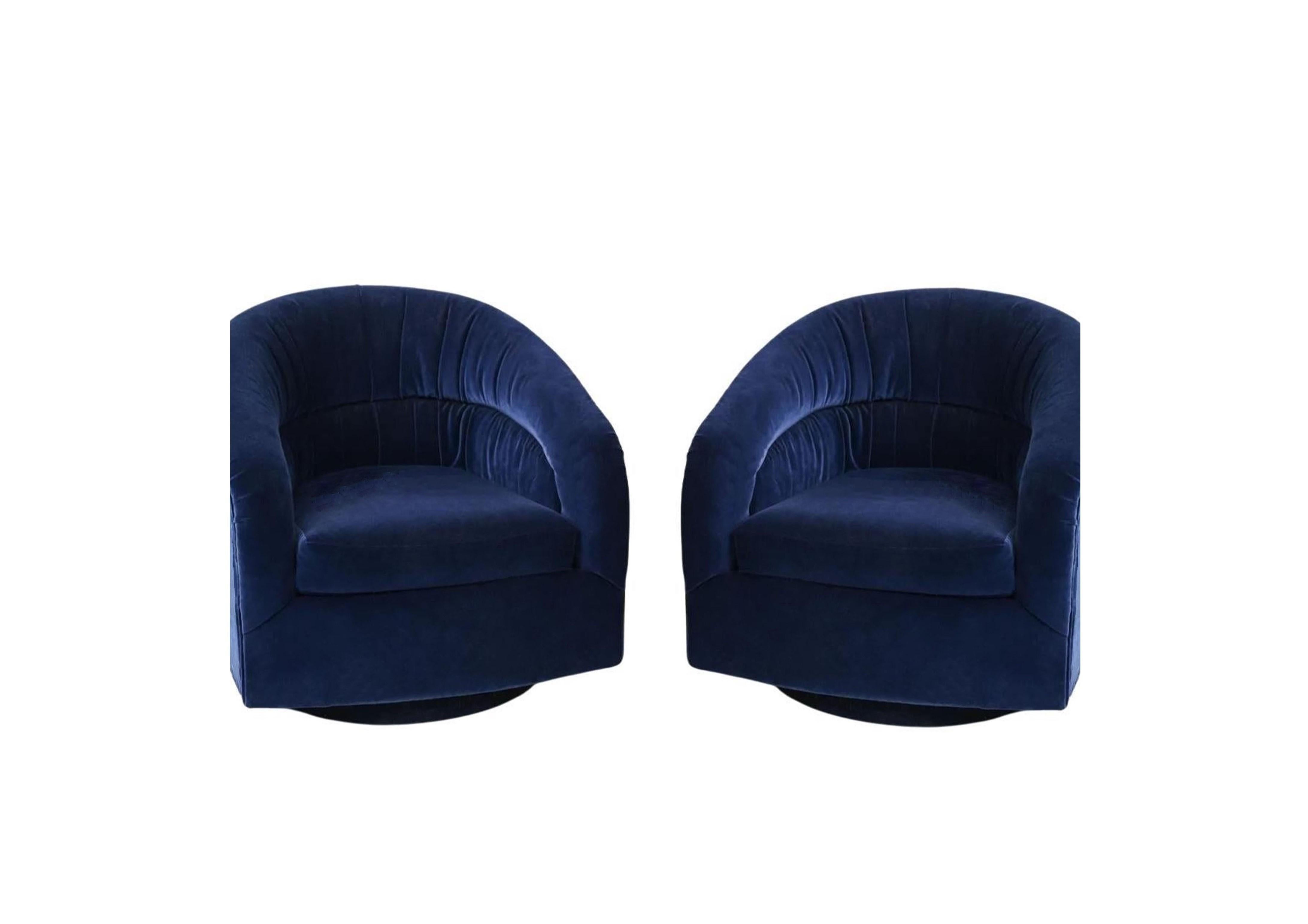 Paar blaue schwenkbare Sessel mit geraffter Fassrückenlehne (Moderne der Mitte des Jahrhunderts) im Angebot