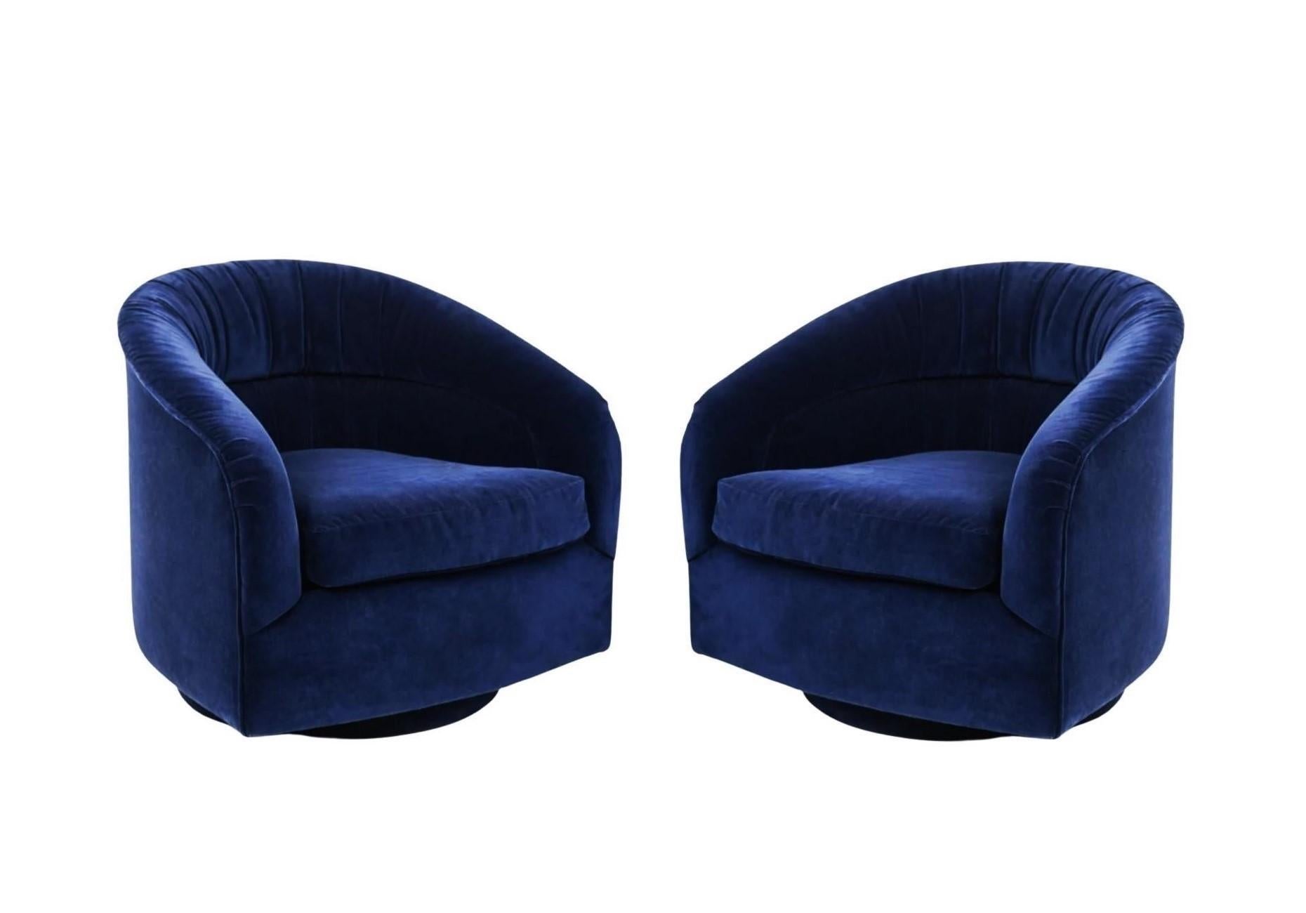 Américain Paire de chaises longues bleues pivotantes à dossier en tonneau froncé en vente