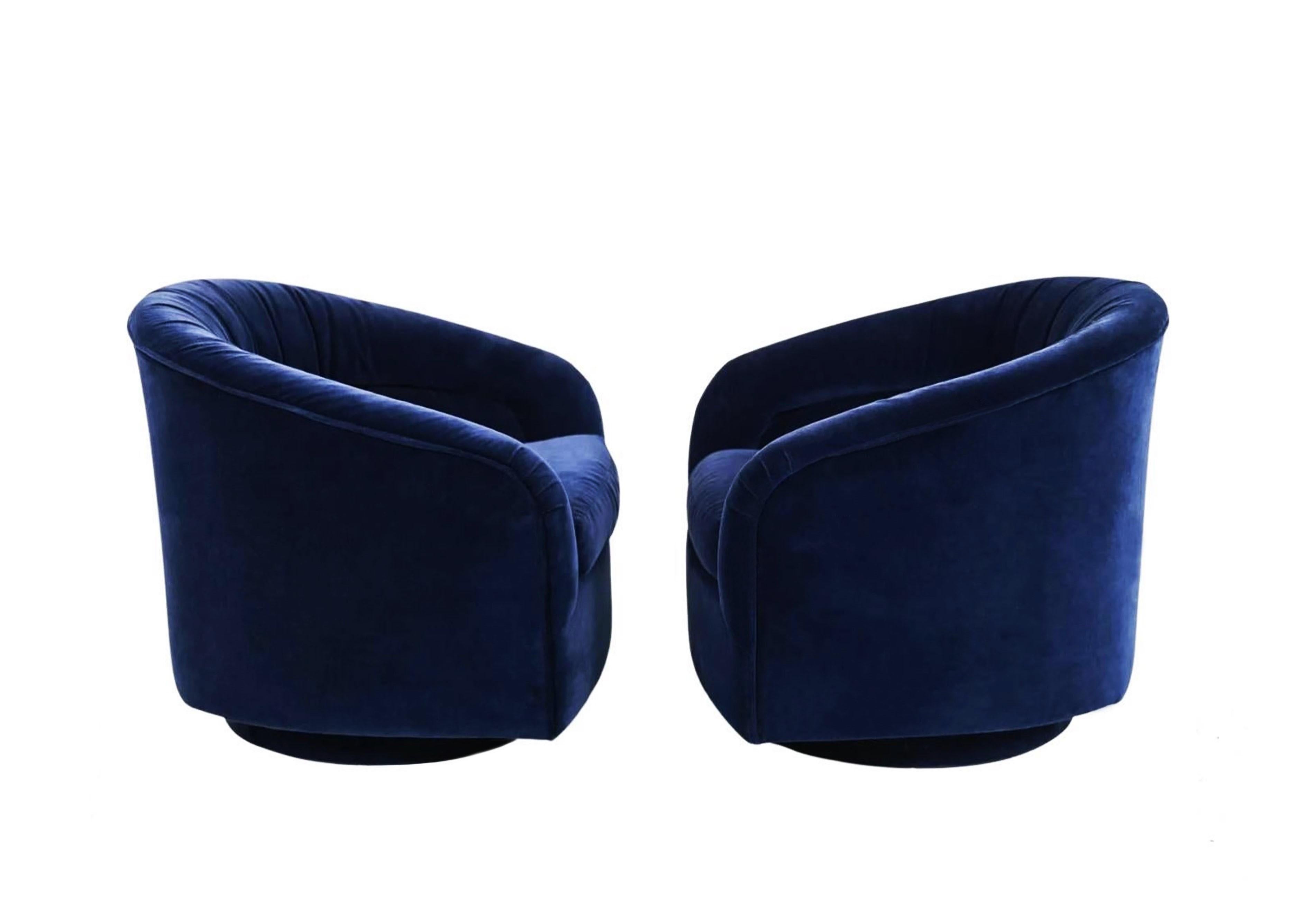 Paar blaue schwenkbare Sessel mit geraffter Fassrückenlehne im Zustand „Hervorragend“ im Angebot in Dallas, TX